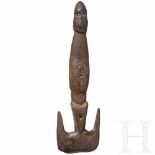 A Papua New Guinean (Sepik) hook for a food basketStark stilisierte menschliche Figur mit