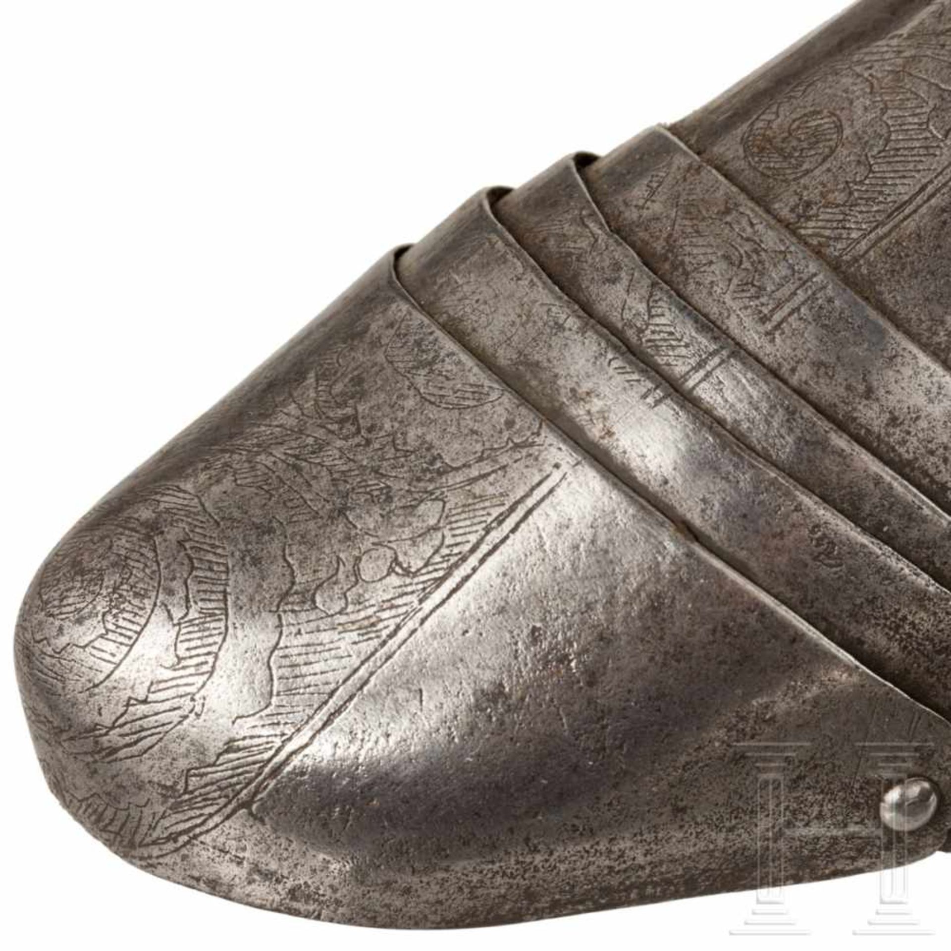 A pair of German greaves, circa 1550 or laterIm Scharnier zu öffnende Beinröhren mit plastisch - Bild 3 aus 6