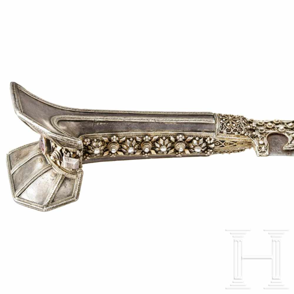 An Ottoman Silver-mounted yatagan, circa 1820Typische am Rücken gekehlte Klinge mit beidseitig - Image 8 of 9