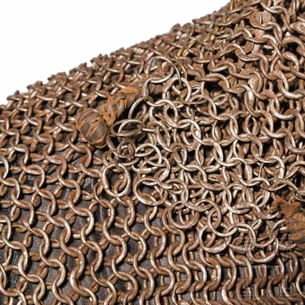 A German coat of mail, 1st half of the 15th centuryThe sturdy, riveted chain mail made of rings with - Image 5 of 9