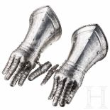 A pair of Italian gauntlets, ca. 1570/80Vierfach geschobene Handrücken mit leicht gewölbtem