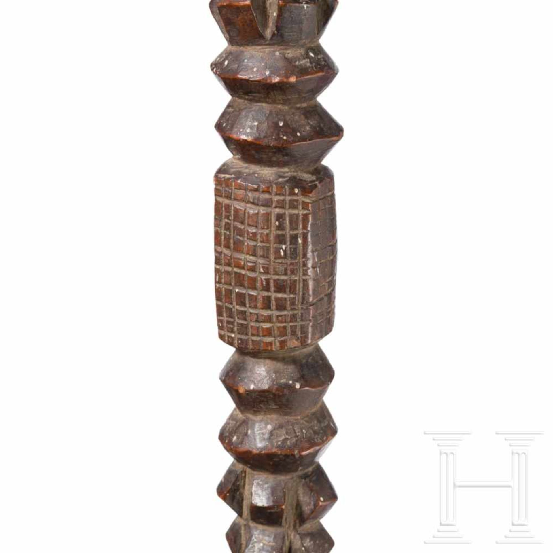 An Oceanian carved ceremonial staffReich beschnitzter Stab, durch doppelt konische, quaderförmige - Bild 4 aus 5