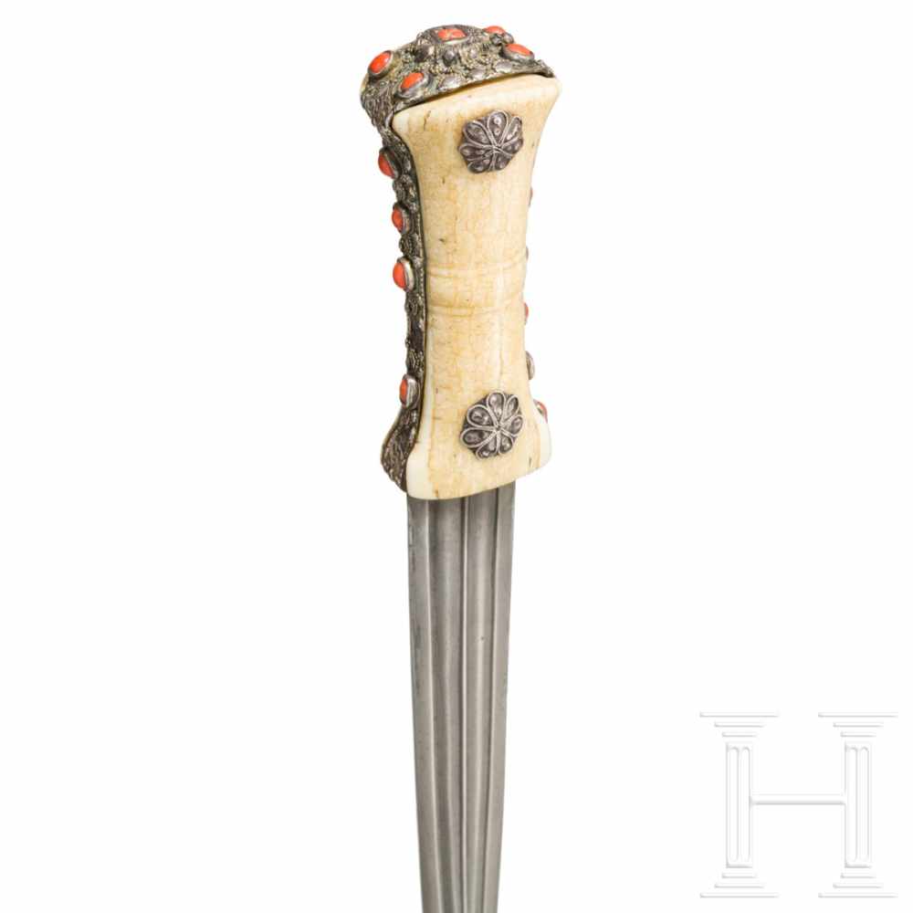 An Ottoman silver-mounted spearhead dagger, set with corals, circa 1800The double-edged blade in - Image 4 of 6