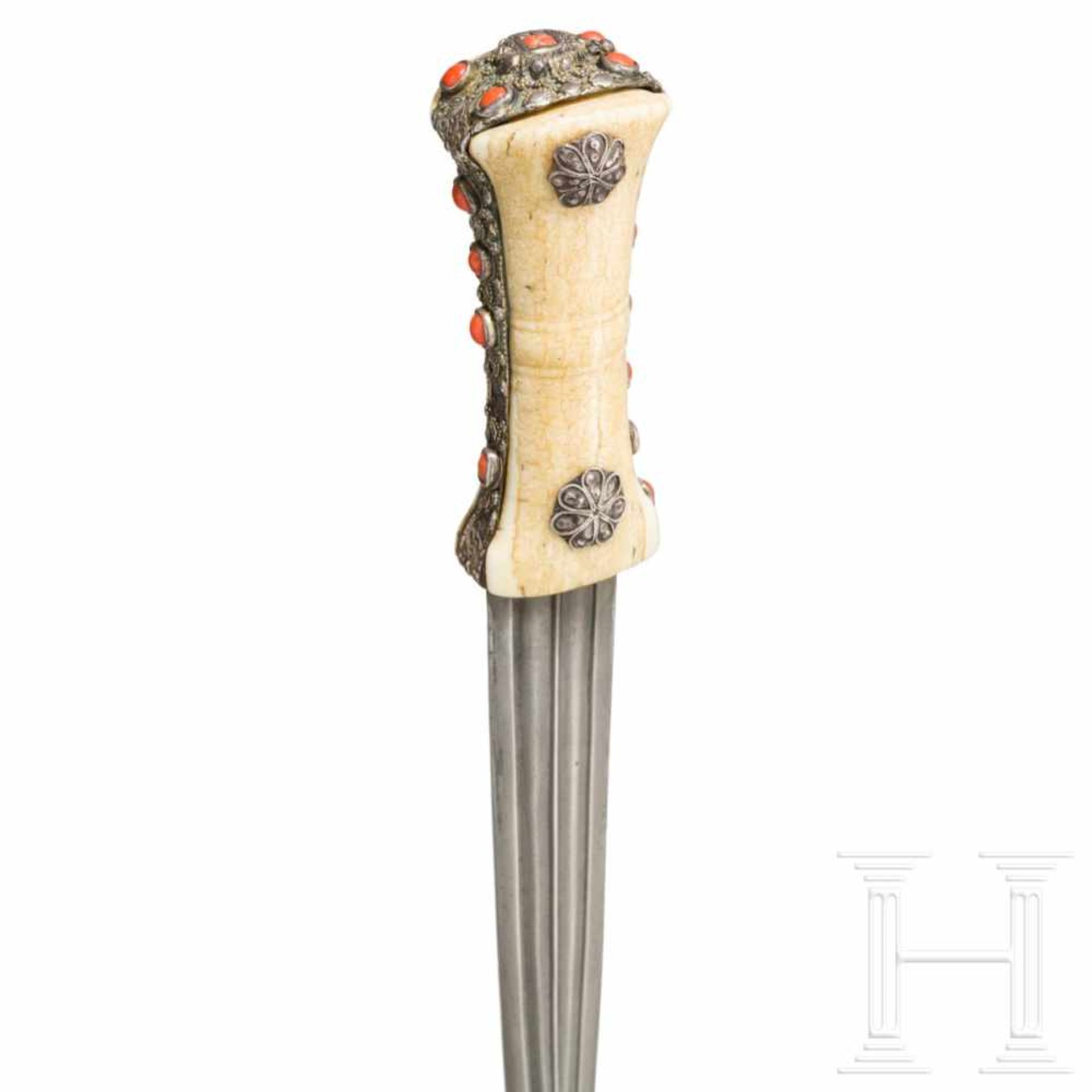 An Ottoman silver-mounted spearhead dagger, set with corals, circa 1800The double-edged blade in - Bild 4 aus 6