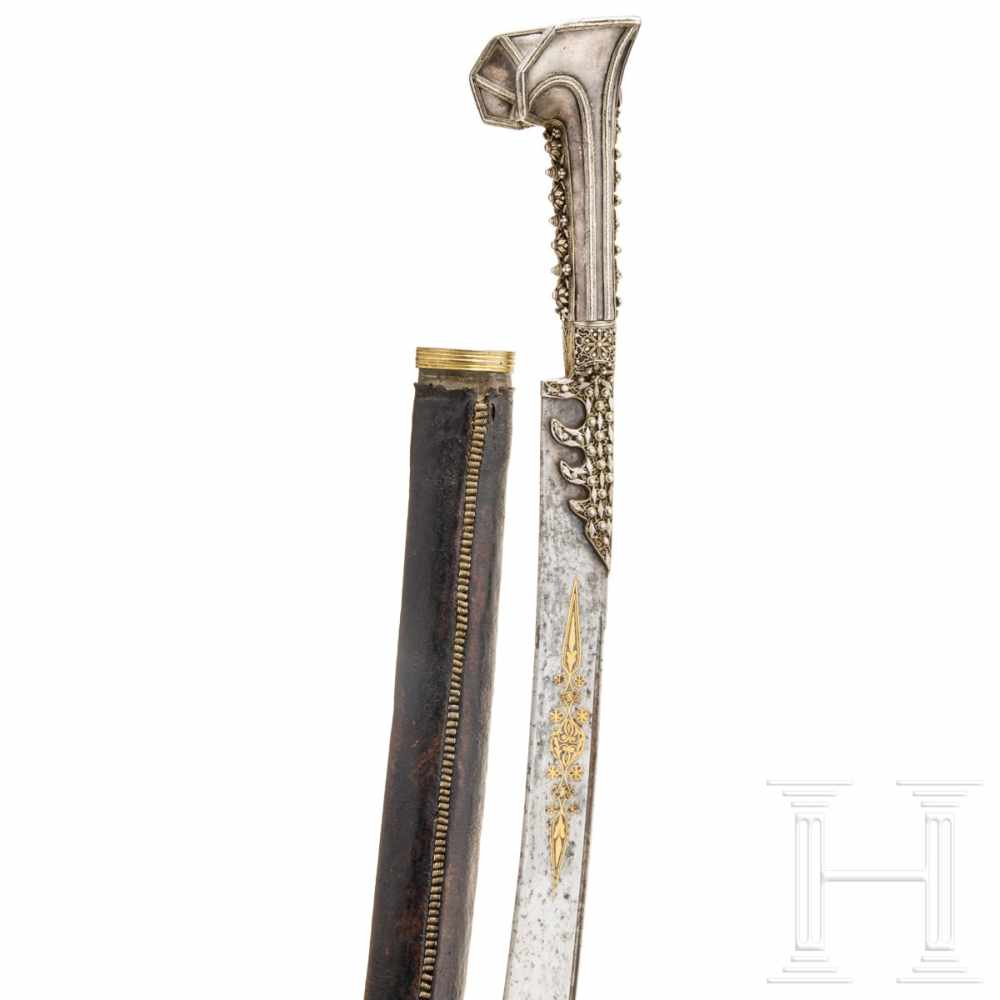 An Ottoman Silver-mounted yatagan, circa 1820Typische am Rücken gekehlte Klinge mit beidseitig - Image 4 of 9