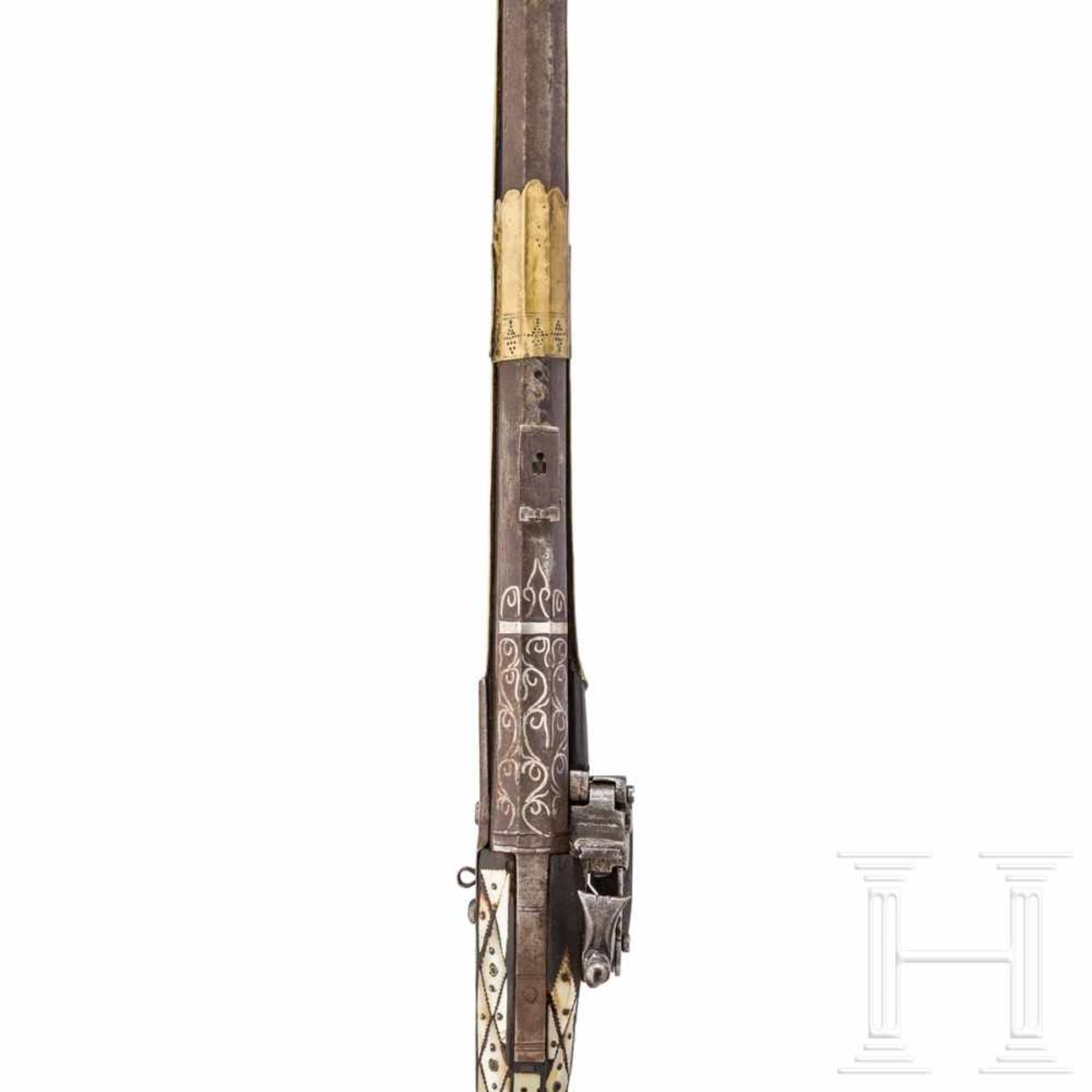 A mother-of-pearl fitted Bulgarian miquelet rifle, 1st half of the 19th centuryAchtkantiger, - Bild 4 aus 5