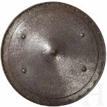 A French iron round shield with etched decoration, circa 1600Einteilig gearbeiteter, leicht