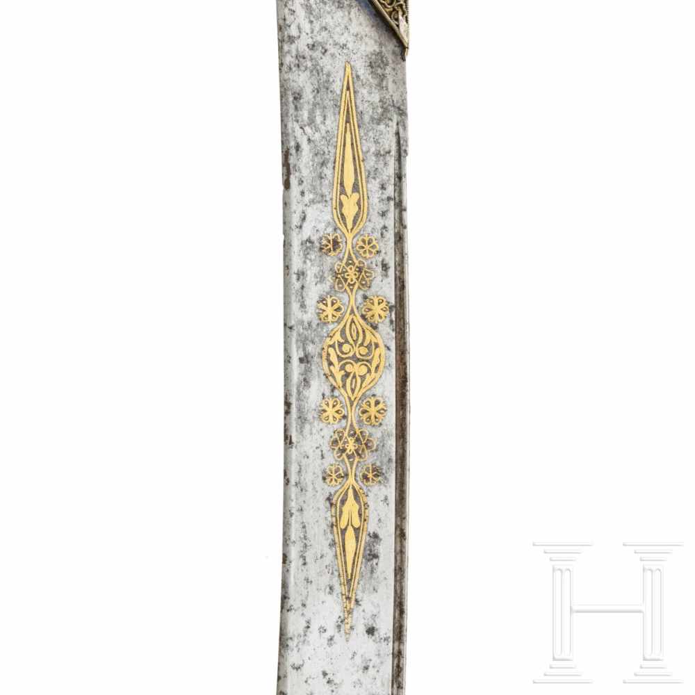 An Ottoman Silver-mounted yatagan, circa 1820Typische am Rücken gekehlte Klinge mit beidseitig - Image 6 of 9