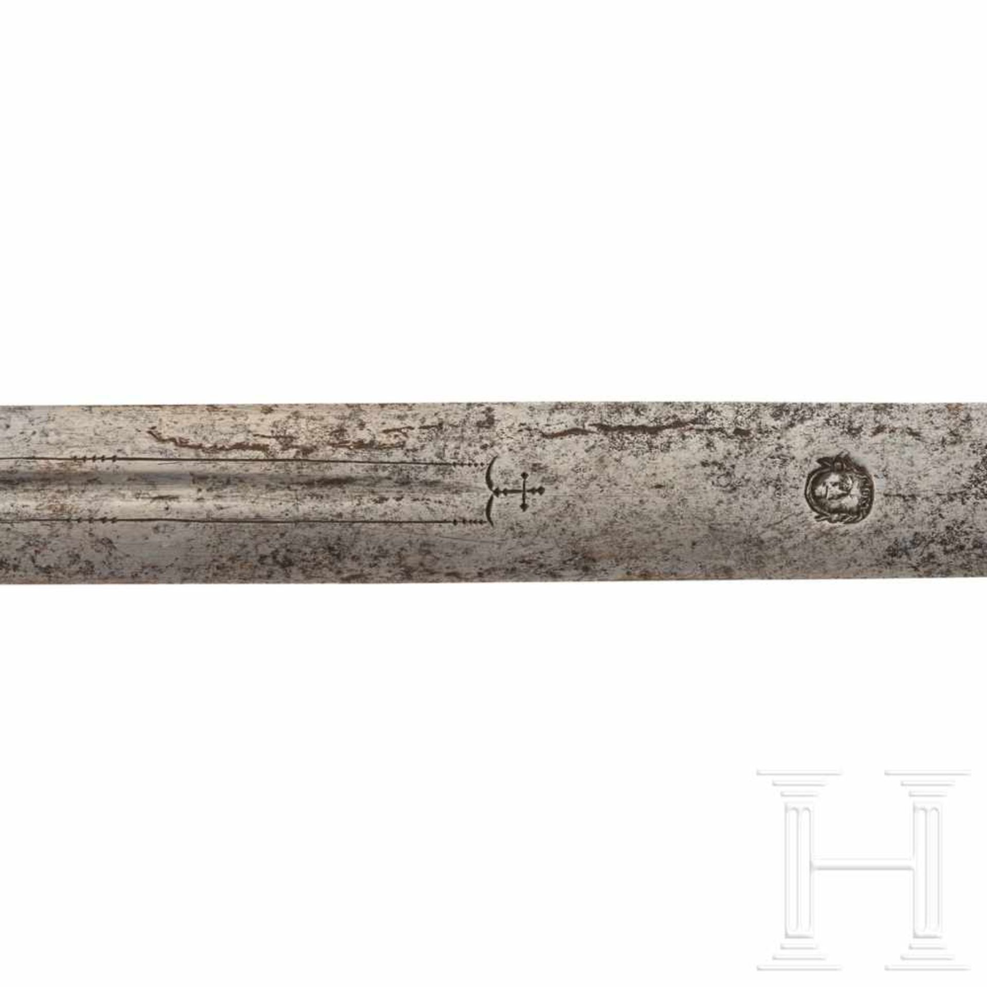 A German small-sword, circa 1600Breite, im unteren Drittel gekehlte, zweischneidige Klinge, darin - Bild 5 aus 5