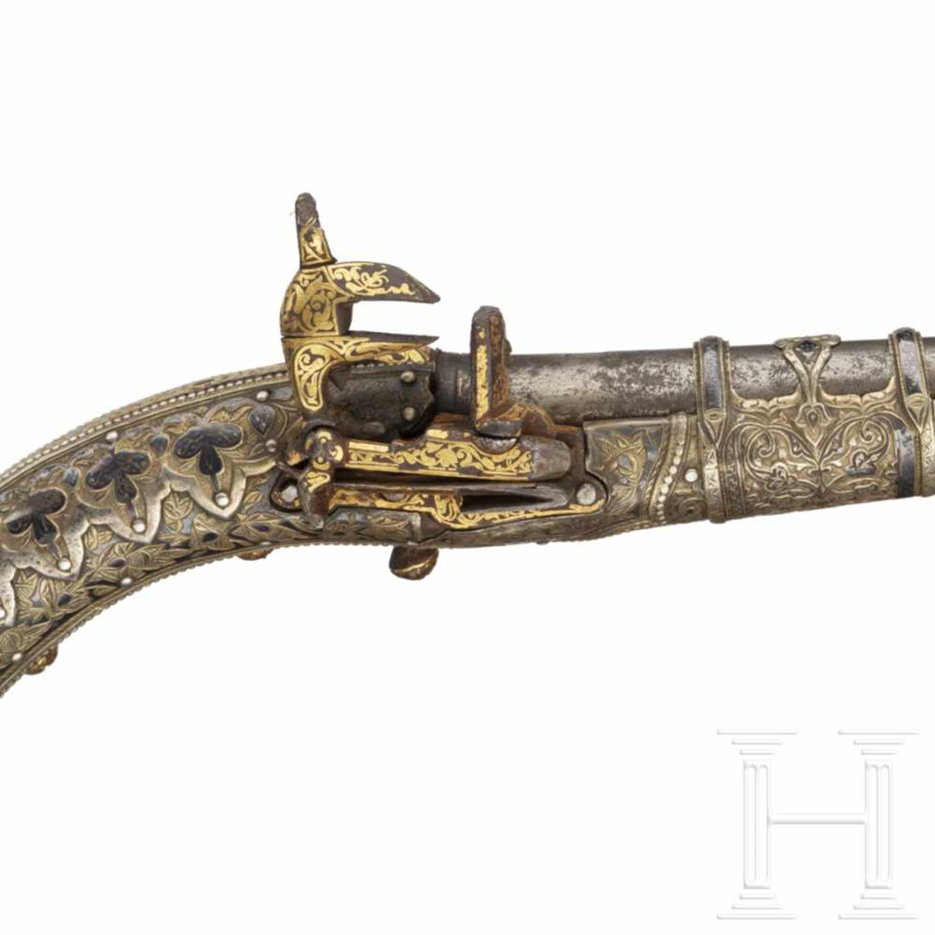 A Caucasian silver-mounted miquelet pistol, mid-19th centuryRound, smooth bore Damascus barrel in - Bild 6 aus 7