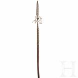 An Italian halberd, circa 1600Gratklinge, darunter zwei geschwungene kurze Reißhaken sowie mit