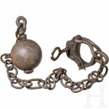 A heavy ball and chain, 18th/19th centurySchwere, gusseiserne Kugel mit drehbarer Öse an