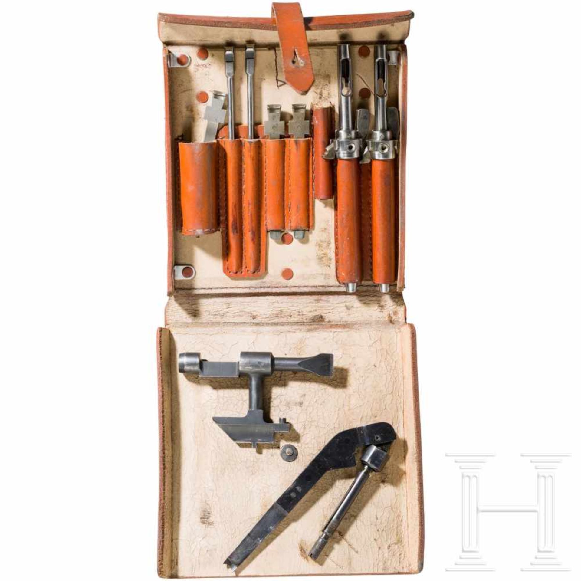 A tool pouch for the MG 15 machine gunBraune Ledertasche mit Abnahme- und Herstellerstempelung von