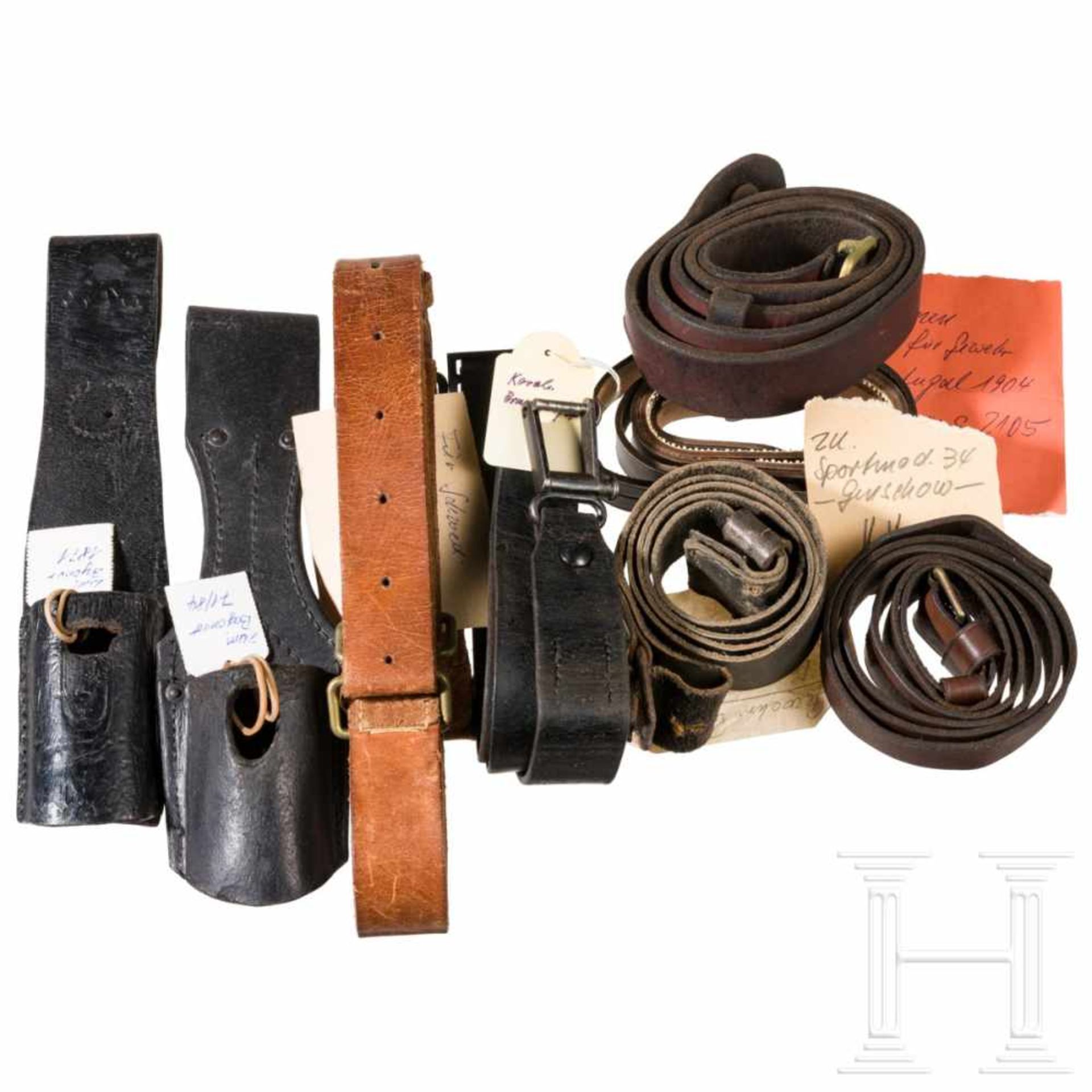 A group of gun straps and coupling shoesDerbe Lederriemen, Schnallen aus Stahl oder Buntmetall. 15