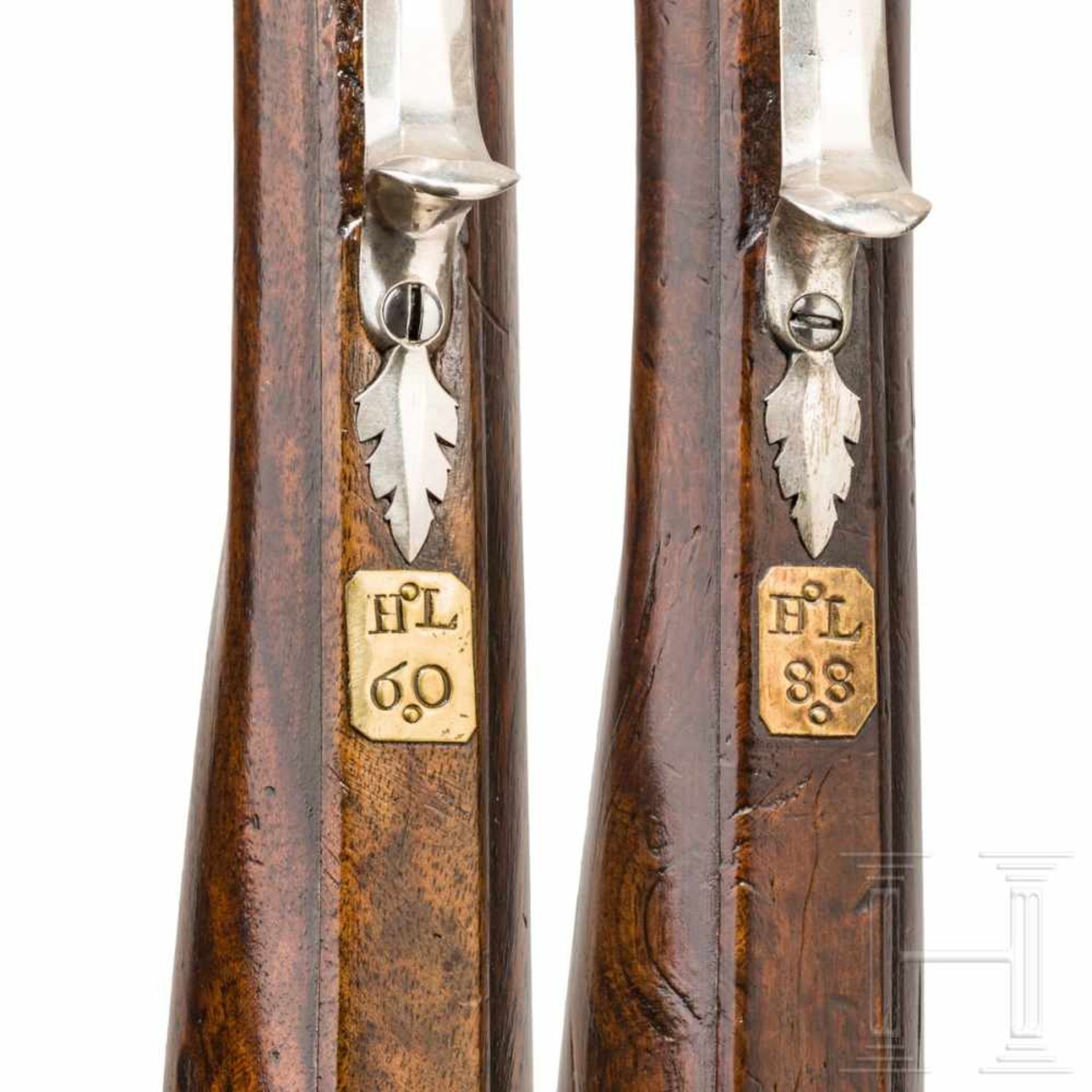 A pair of silver-mounted flintlock rifles, Elferding, Onoldsbach (Ansbach/Bavaria), circa 1730Two- - Bild 6 aus 7