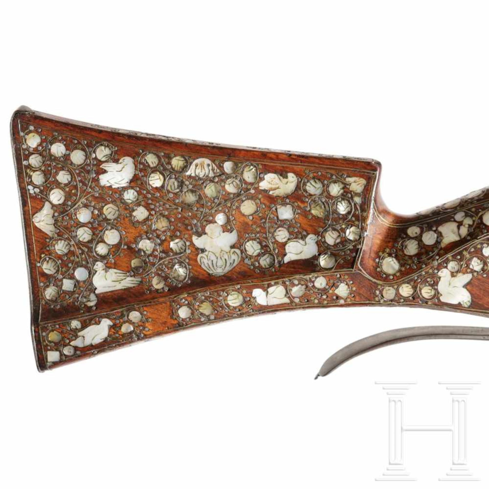 An important mother-of-pearl-inlaid matchlock-musket, Dresden, circa 1580/90Octagonal to round - Bild 8 aus 10