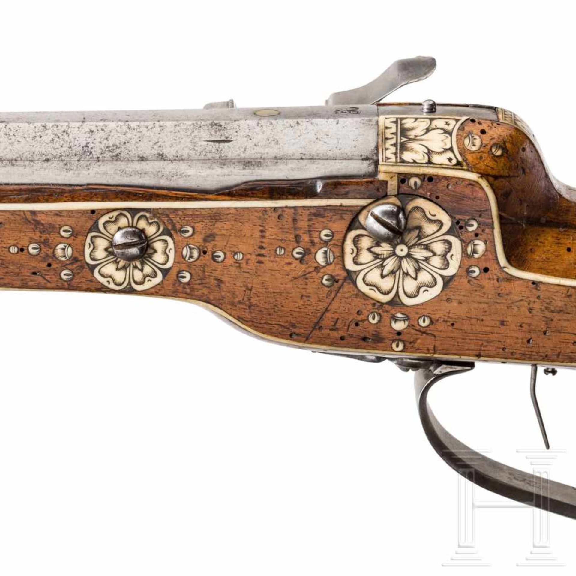 A southern German wheellock rifle with fine bone veneer, circa 1630/40Octagonal barrel slightly - Bild 10 aus 10