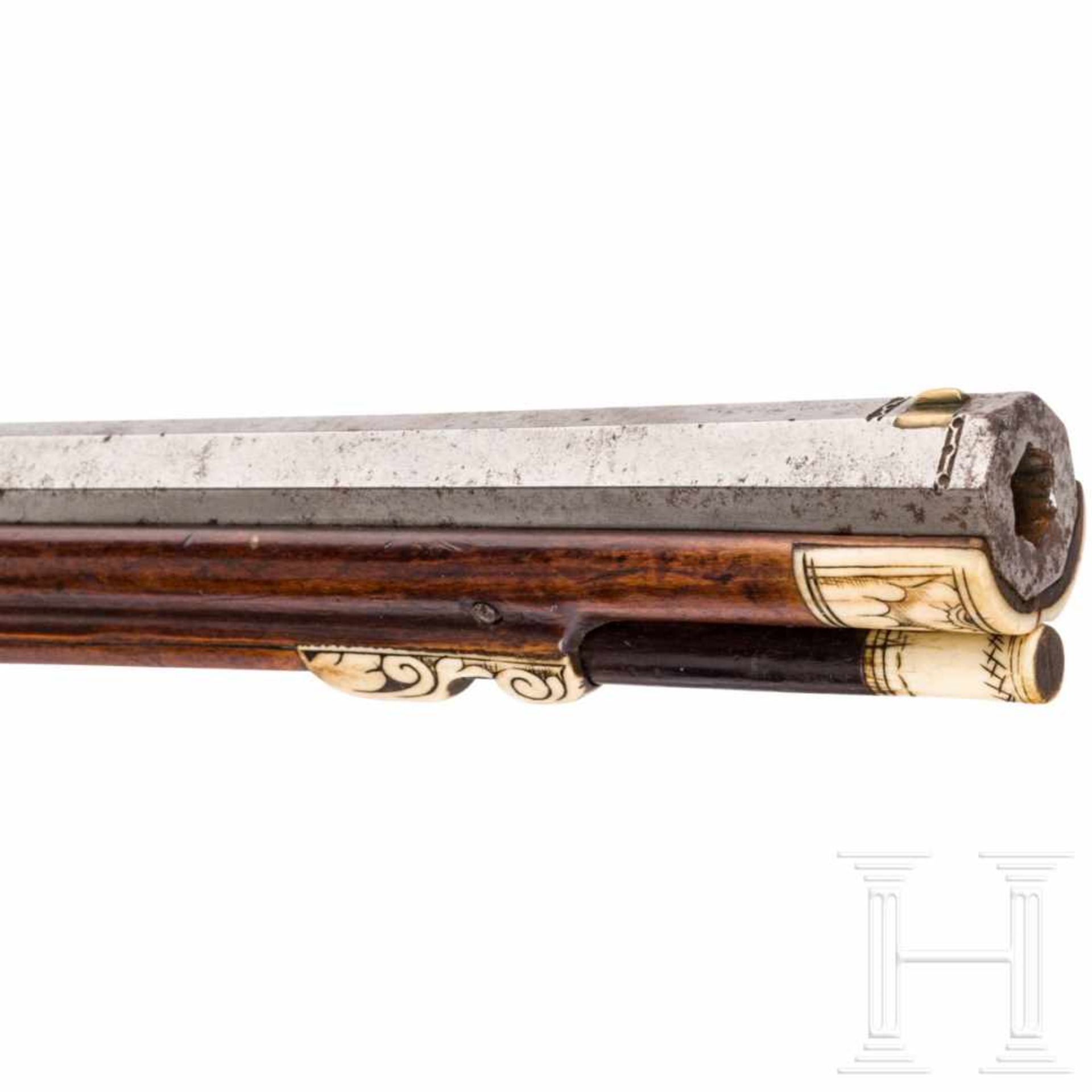 A Saxon wheellock carbine, dated 1672Sturdy, octagonal barrel with six-groove rifled bore in 12.5 mm - Bild 9 aus 10