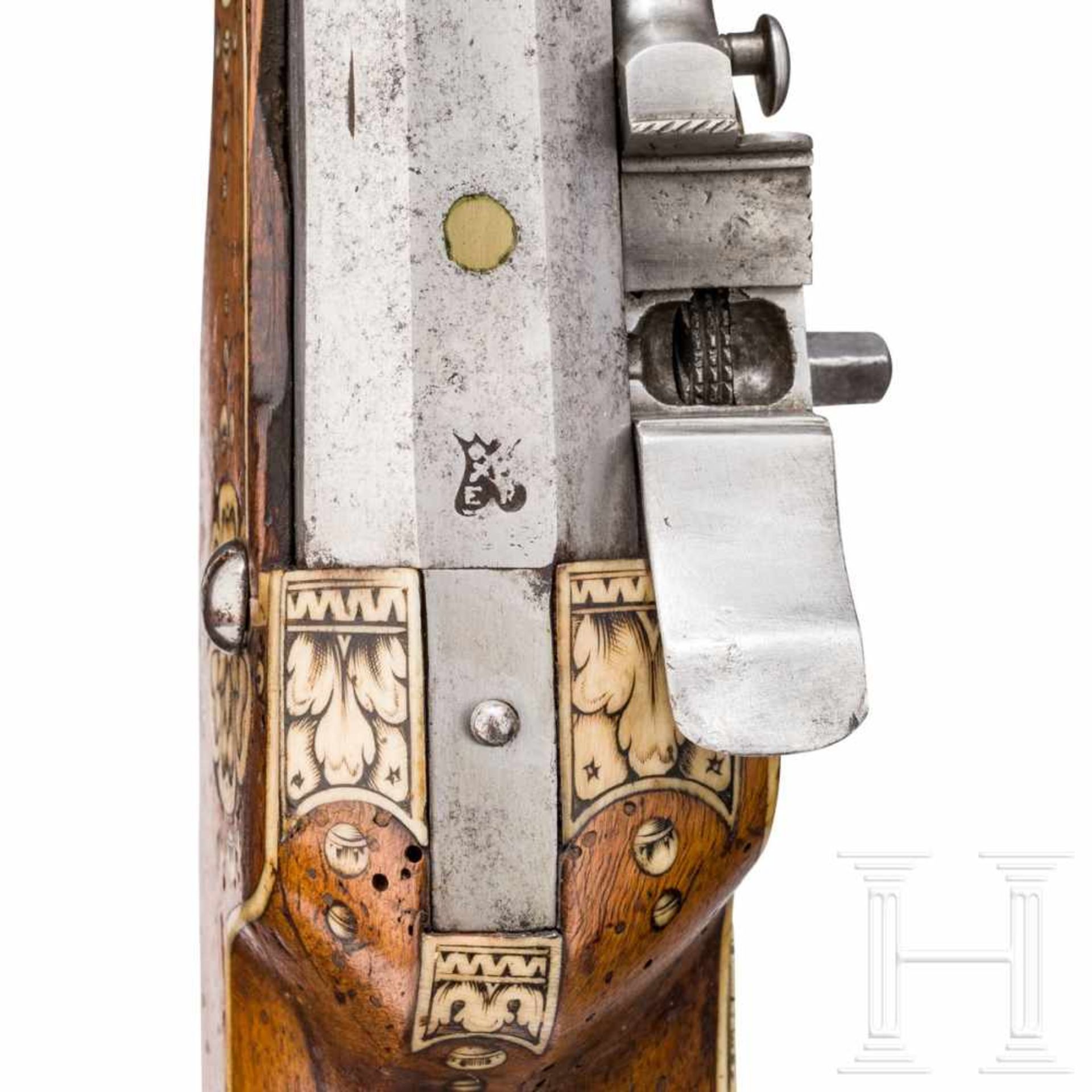 A southern German wheellock rifle with fine bone veneer, circa 1630/40Octagonal barrel slightly - Bild 7 aus 10