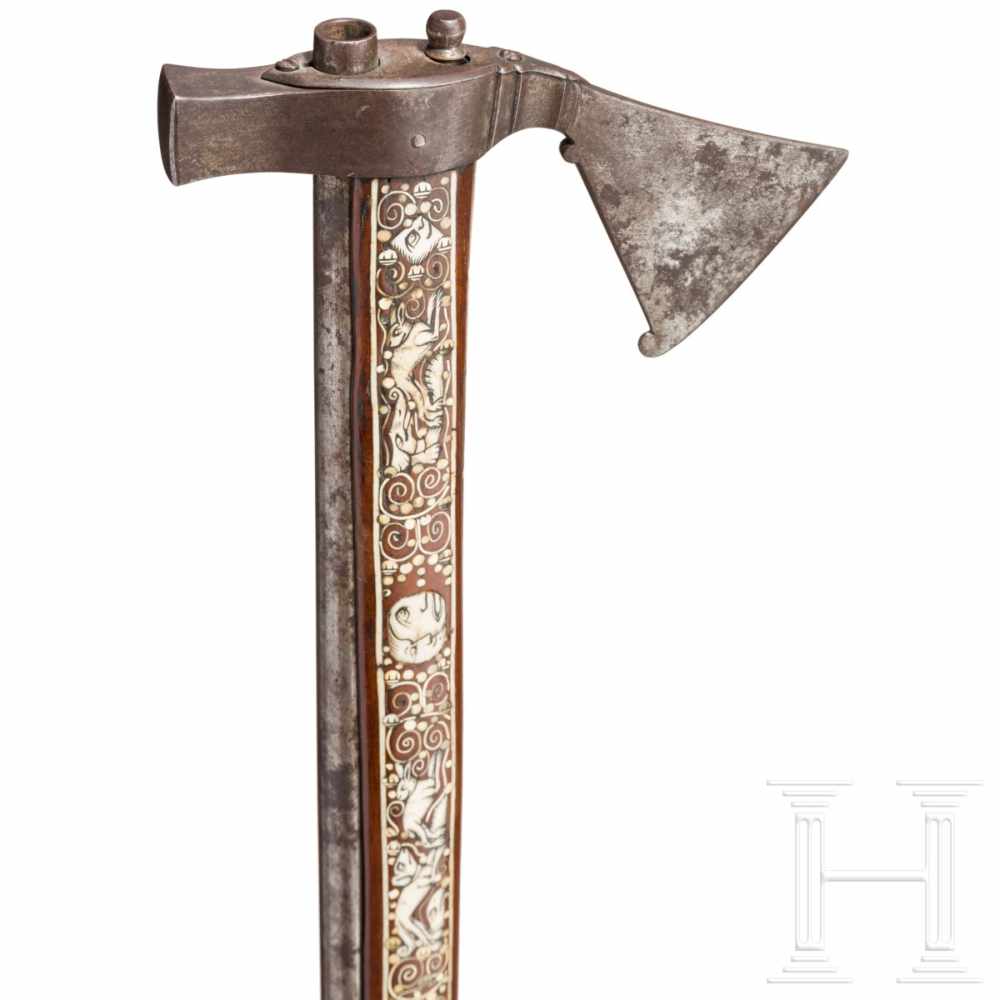 A Silesian battle axe with integrated flintlock and dagger, circa 1700Smooth barrel in 10 mm - Image 9 of 14