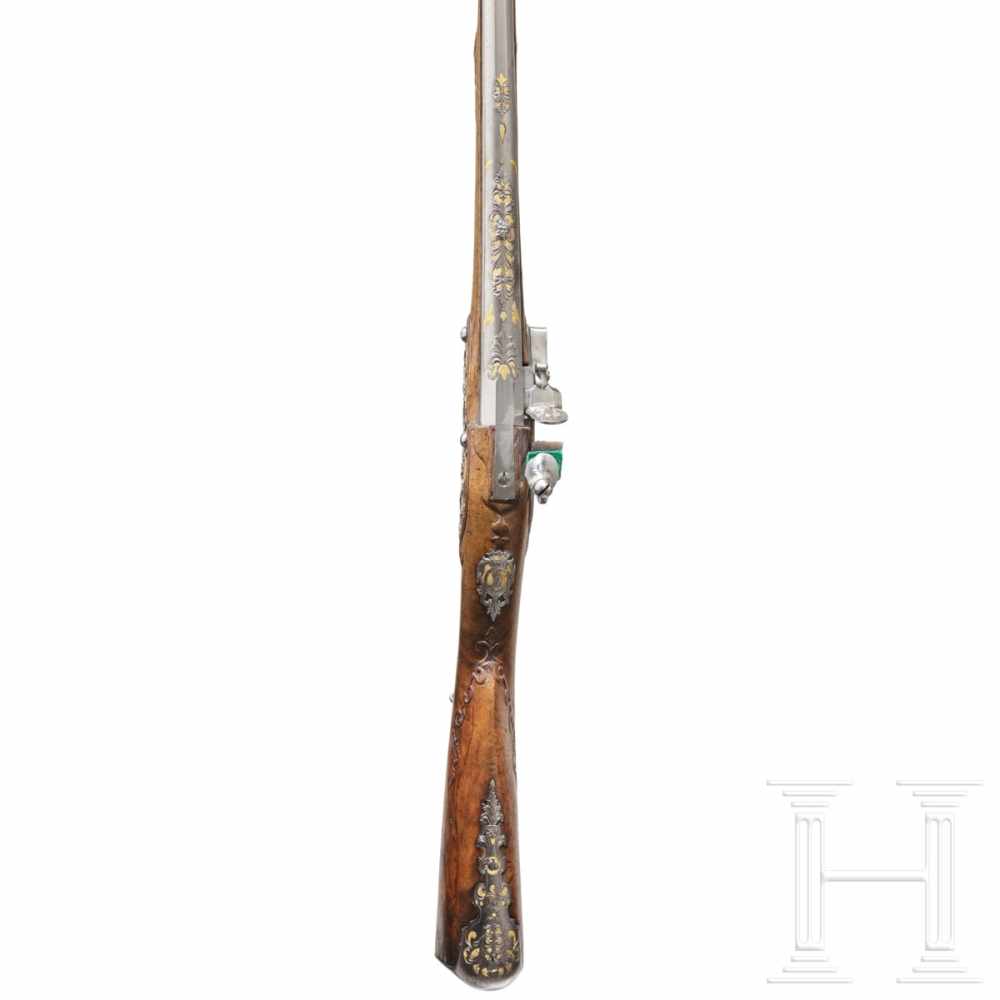 A French flintlock shotgun with chiselled decorations, circa 1740Smooth bore in cal. 15 mm. Silver - Image 4 of 7