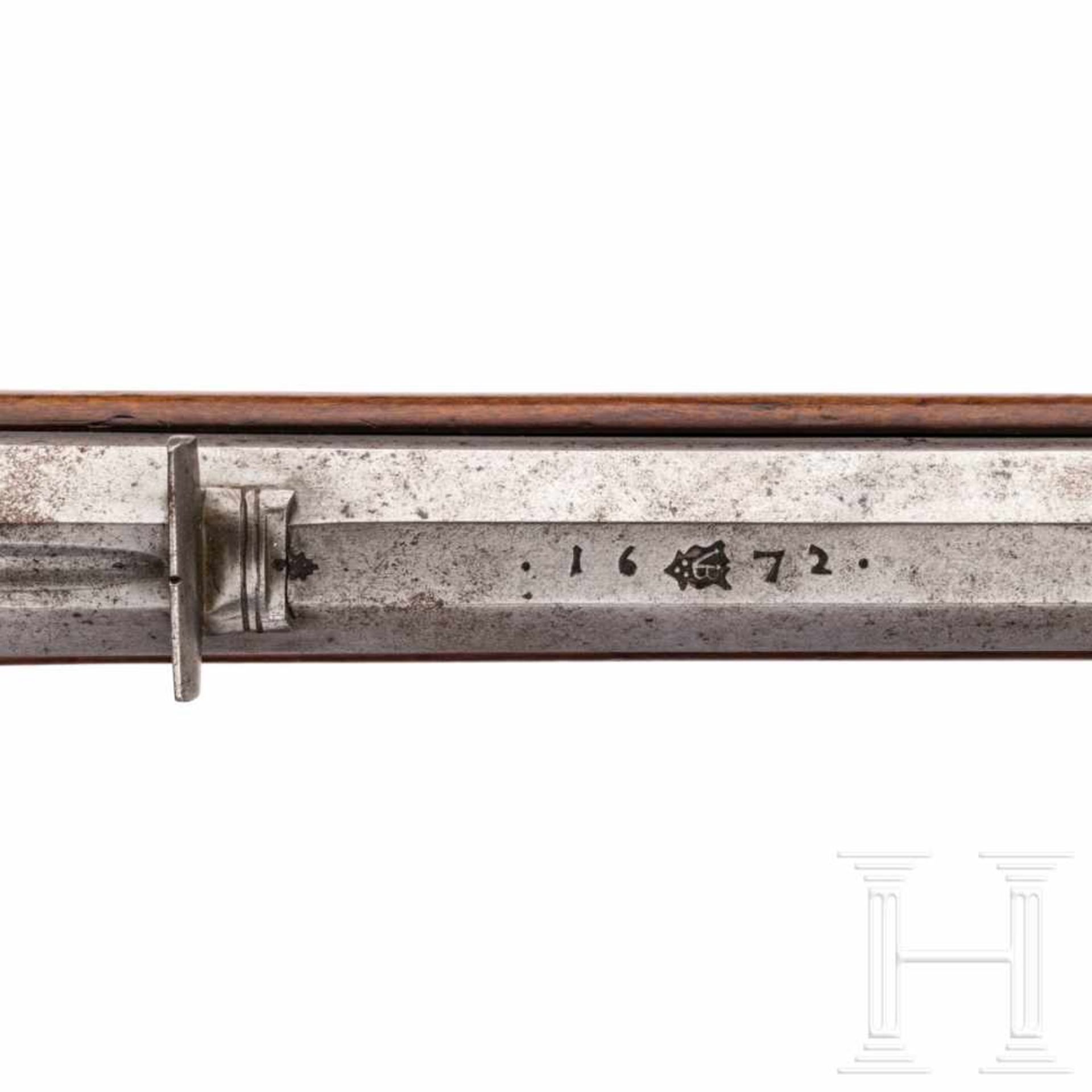 A Saxon wheellock carbine, dated 1672Sturdy, octagonal barrel with six-groove rifled bore in 12.5 mm - Bild 6 aus 10
