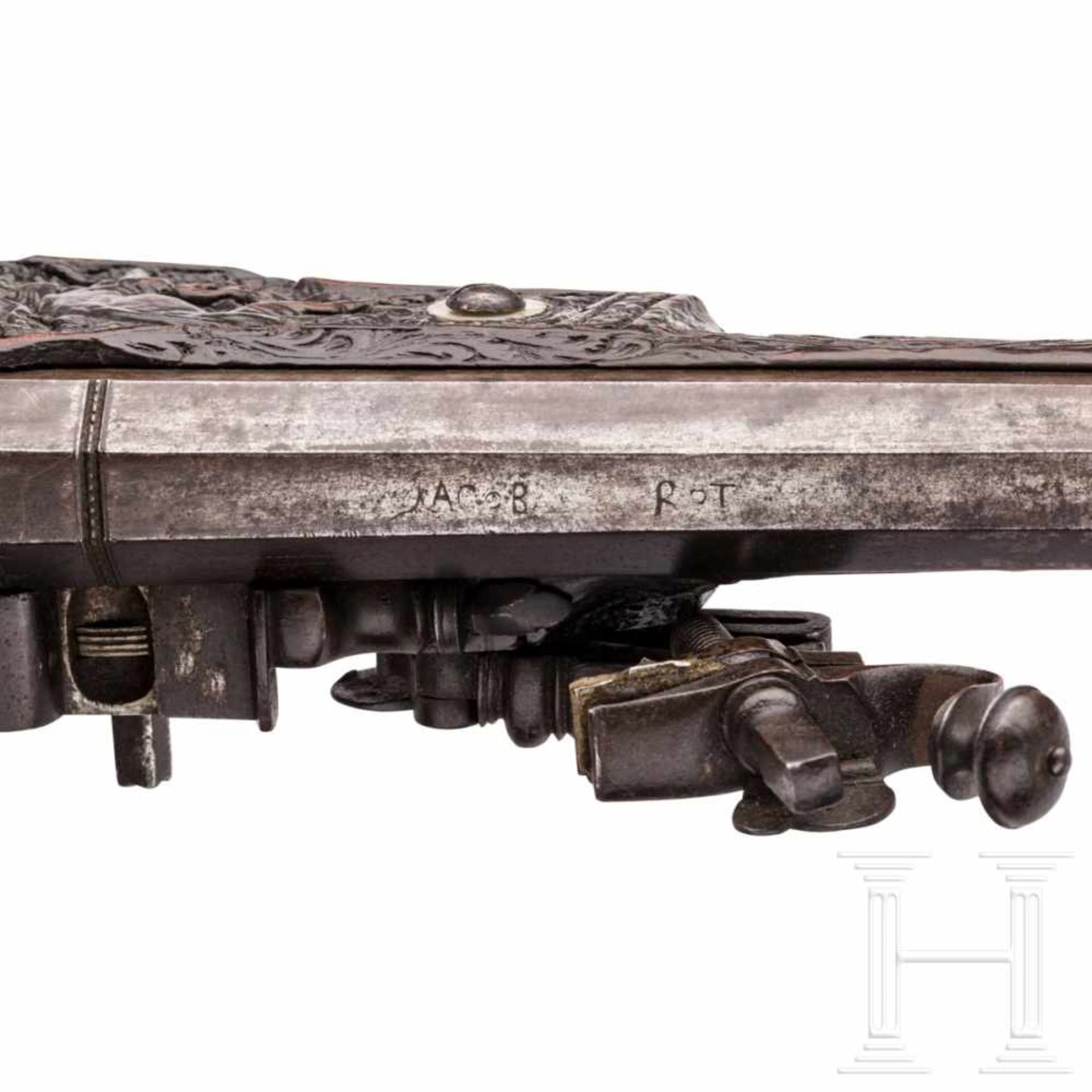 A southern German carved wheellock rifle with mother-of-pearl inlays in the style of the Maucher - Bild 6 aus 8
