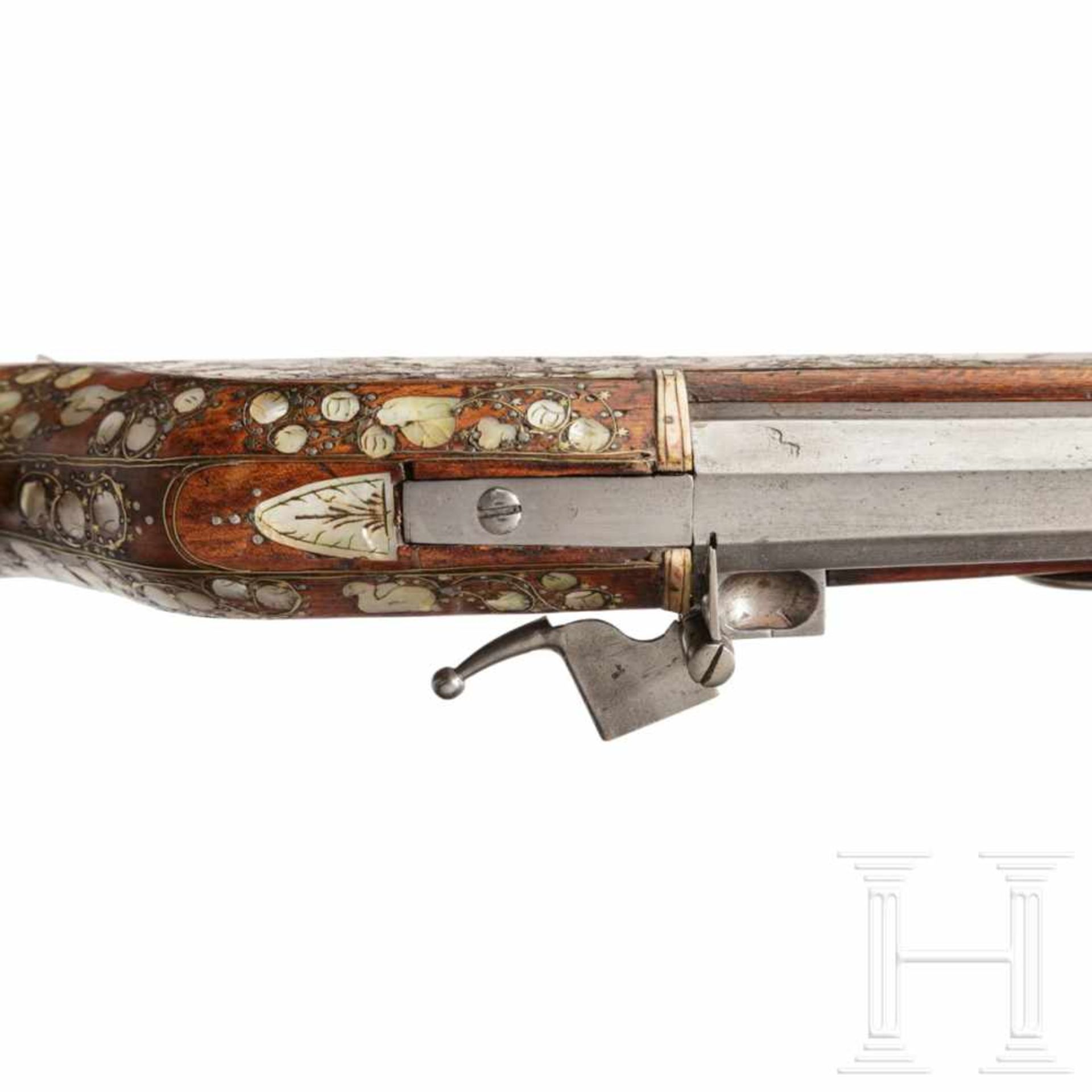 An important mother-of-pearl-inlaid matchlock-musket, Dresden, circa 1580/90Octagonal to round - Bild 9 aus 10