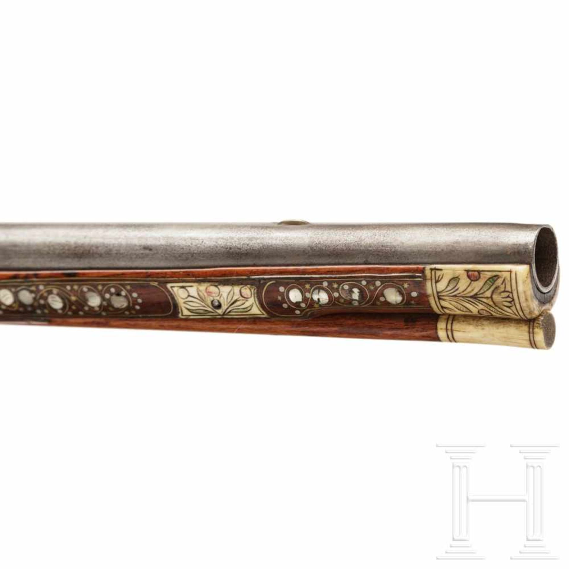 An important mother-of-pearl-inlaid matchlock-musket, Dresden, circa 1580/90Octagonal to round - Bild 10 aus 10