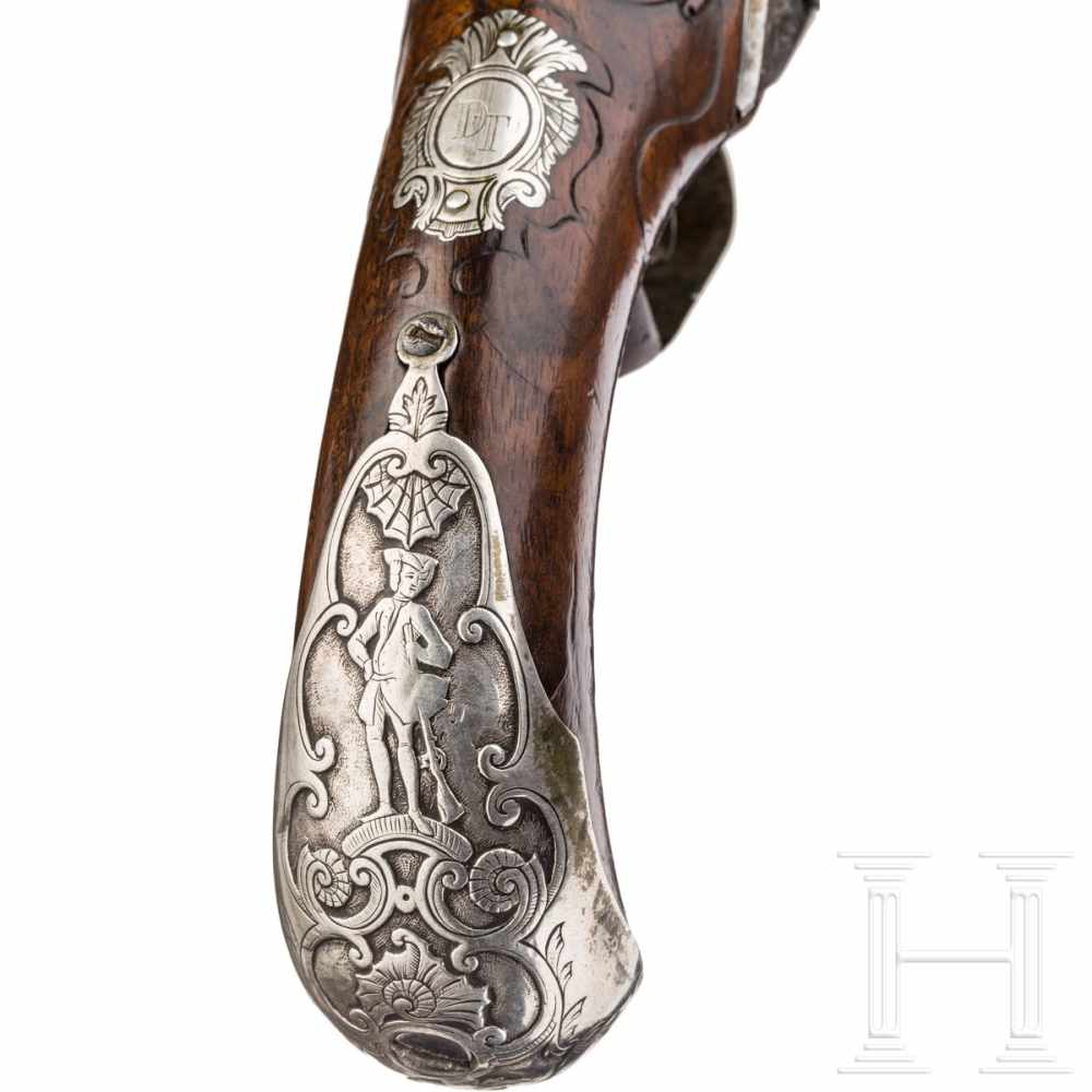 A silver-mounted long flintlock pistol, Dresden, ca. 1740Achtkantiger, nach Baluster runder und - Image 6 of 6