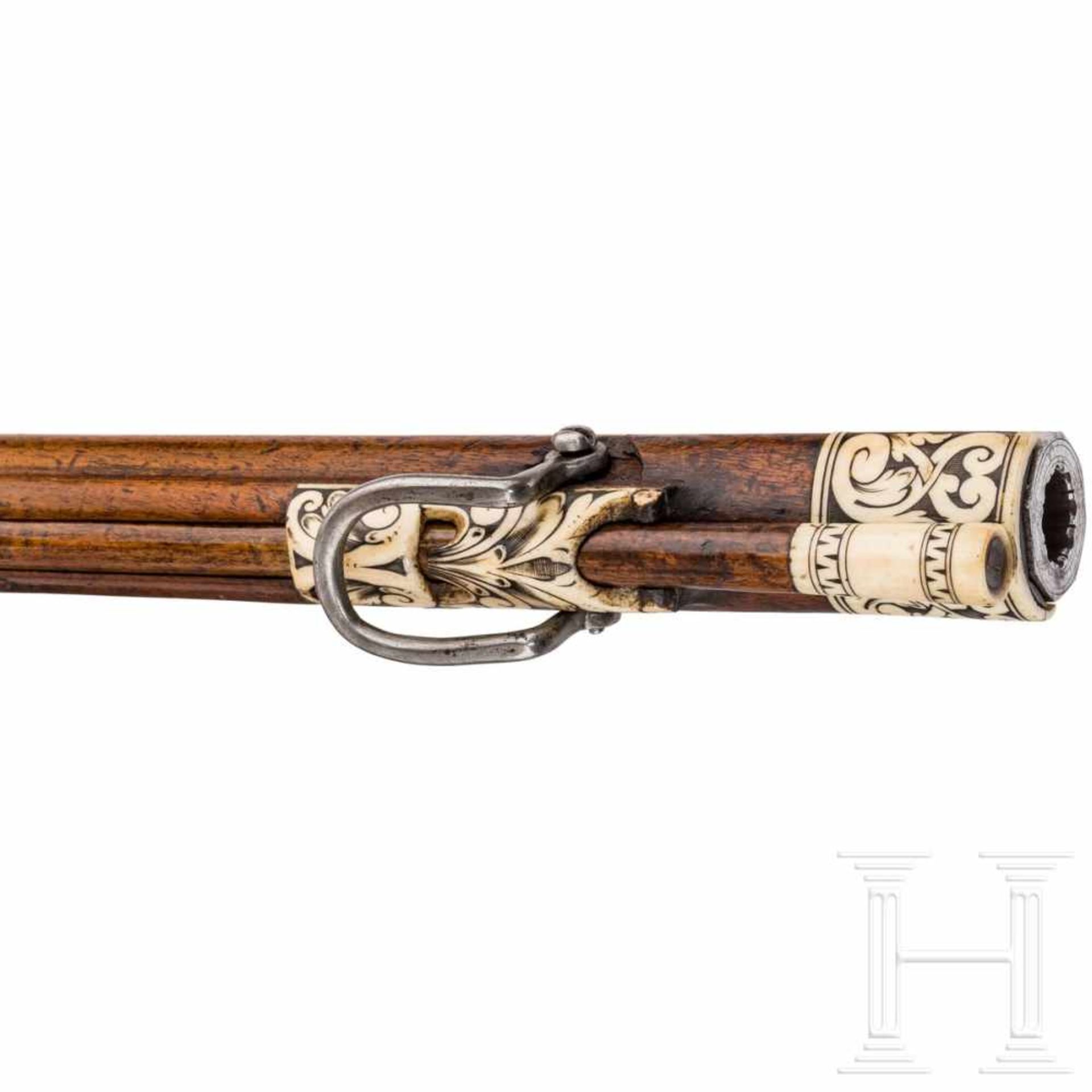 A southern German wheellock rifle with fine bone veneer, circa 1630/40Octagonal barrel slightly - Bild 6 aus 10