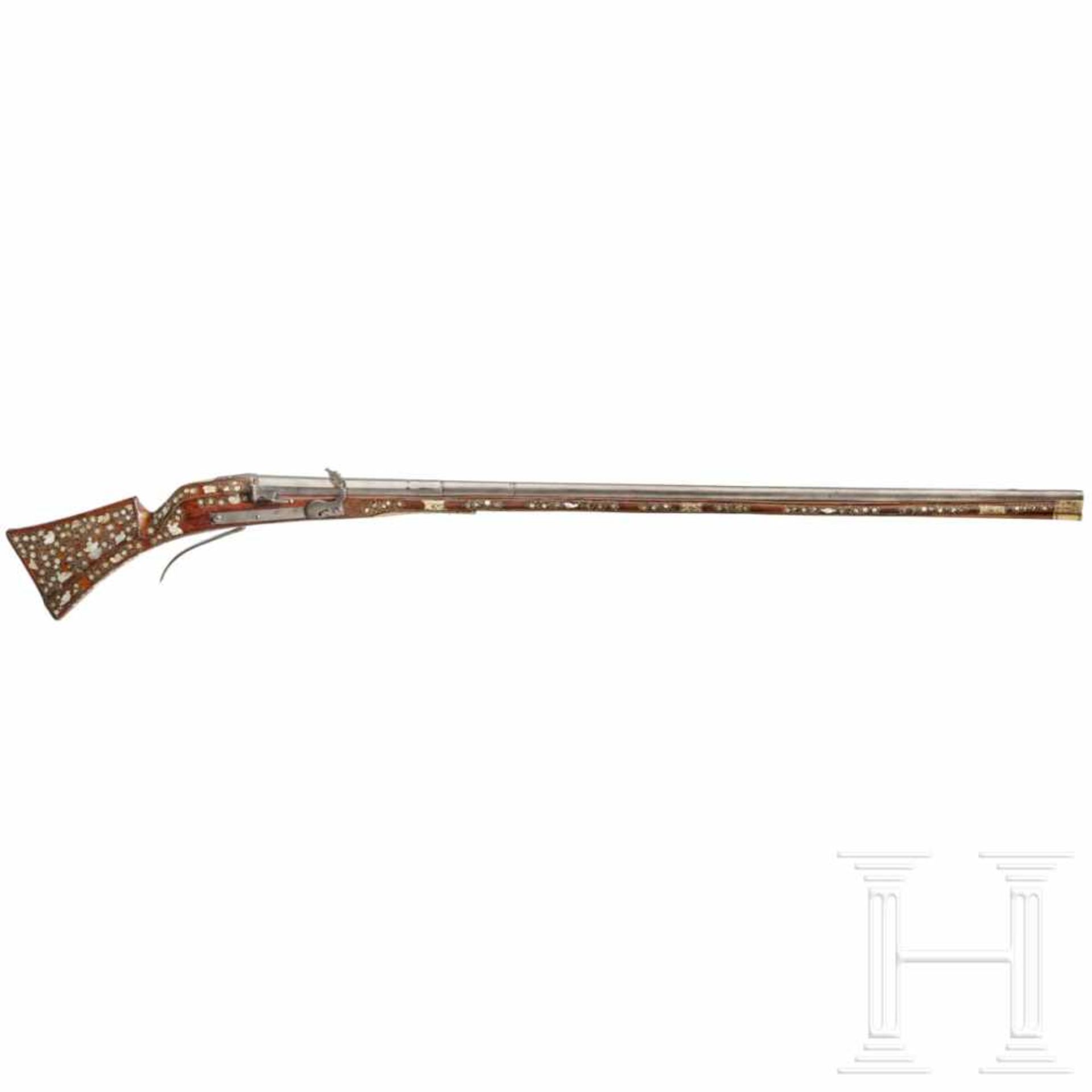 An important mother-of-pearl-inlaid matchlock-musket, Dresden, circa 1580/90Octagonal to round - Bild 2 aus 10