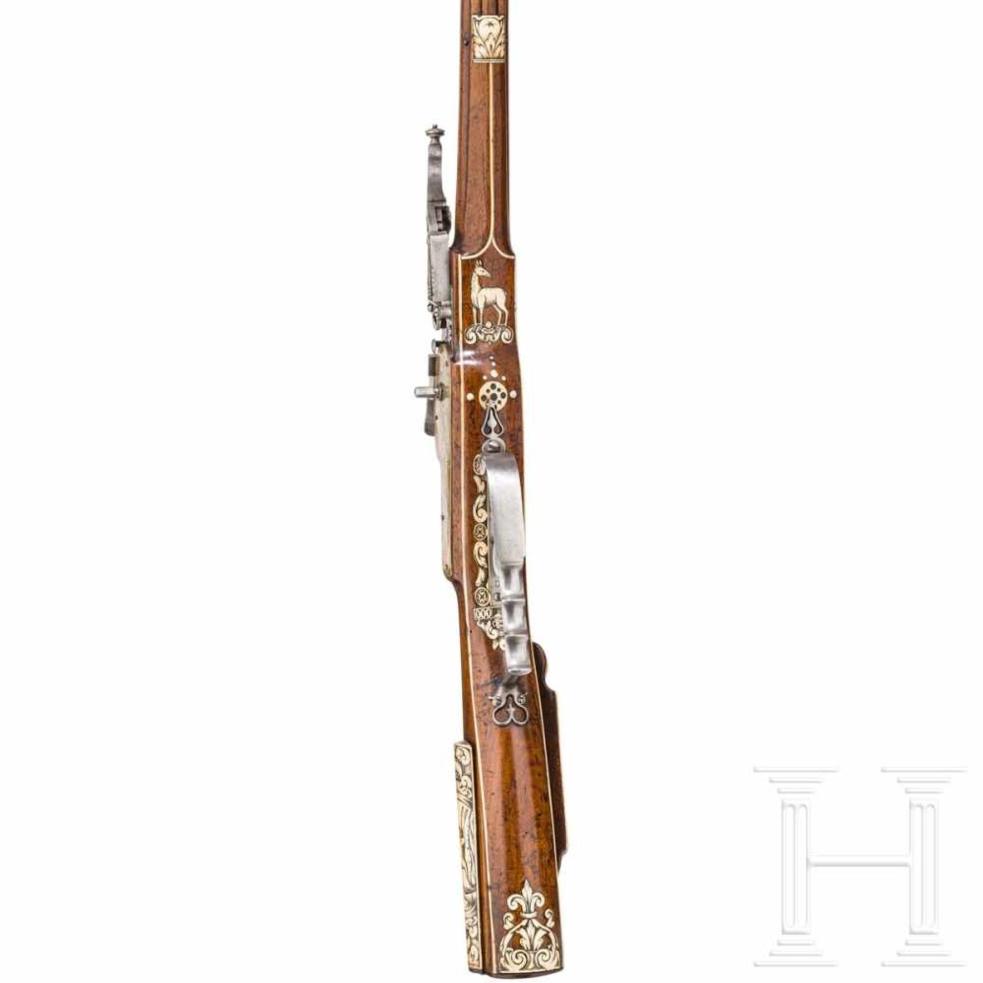 A southern German wheellock rifle with fine bone veneer, circa 1630/40Octagonal barrel slightly - Bild 5 aus 10