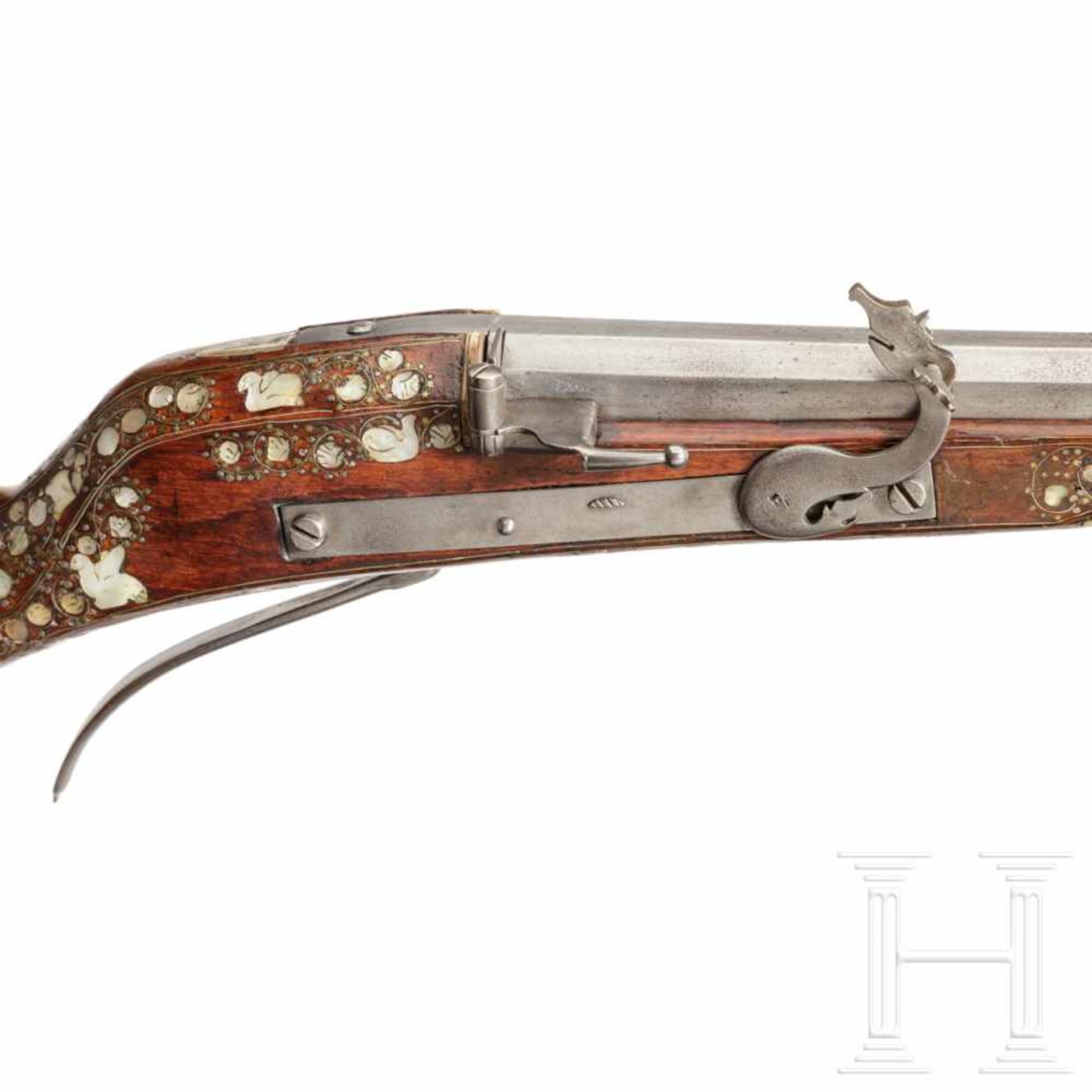 An important mother-of-pearl-inlaid matchlock-musket, Dresden, circa 1580/90Octagonal to round - Bild 7 aus 10