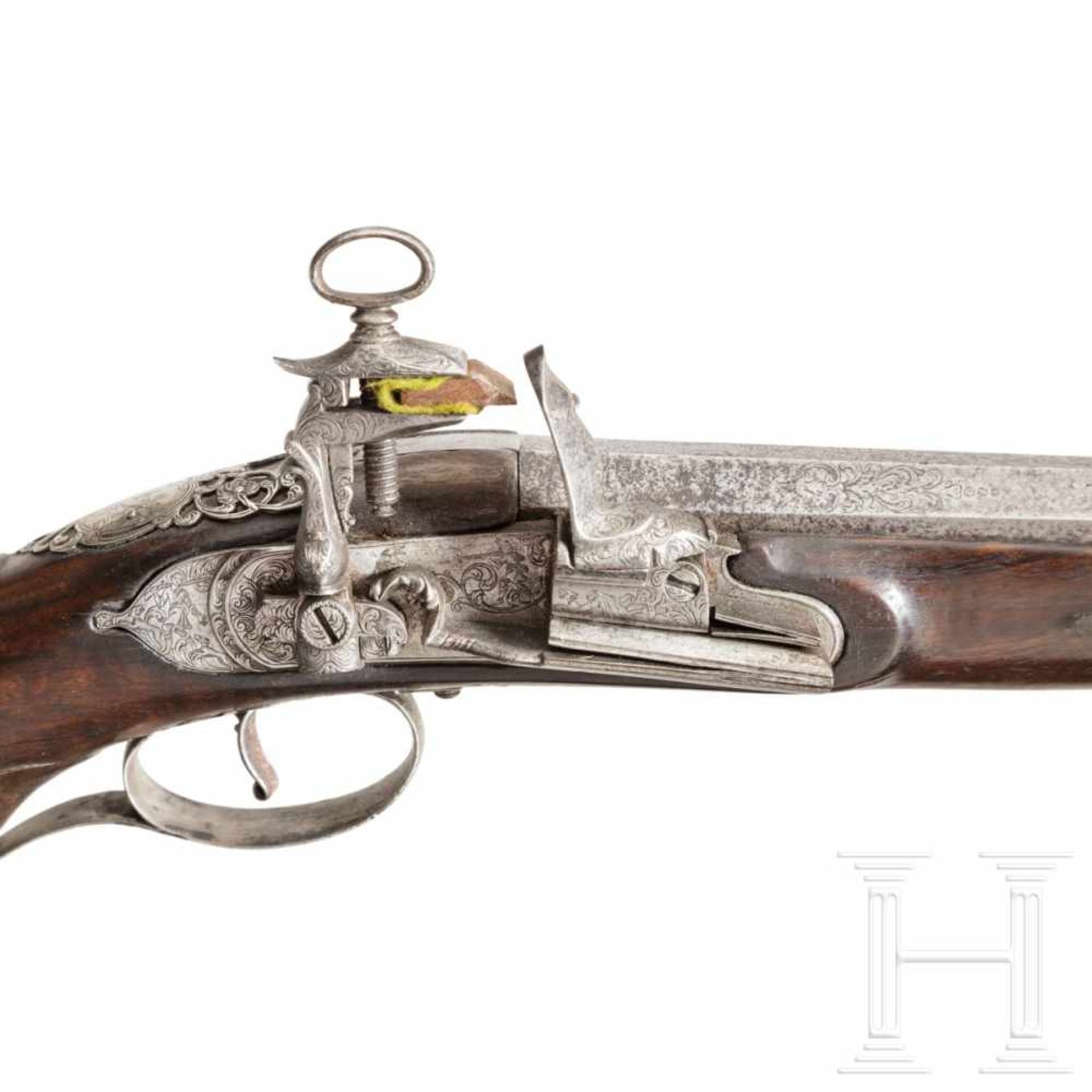 An Italian silver-mounted deluxe miquelet rifle, circa 1710/20Two-stage smooth-bore barrel, - Bild 3 aus 7