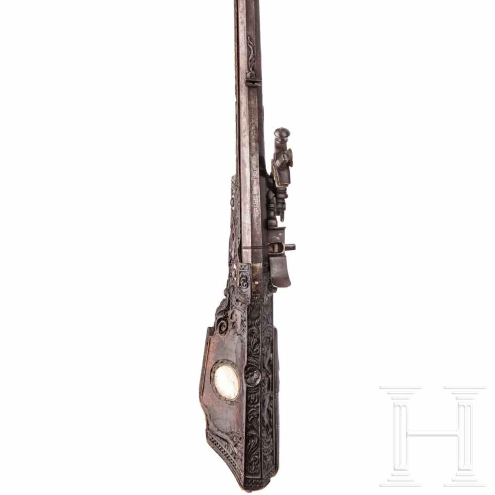 A southern German carved wheellock rifle with mother-of-pearl inlays in the style of the Maucher - Bild 4 aus 8