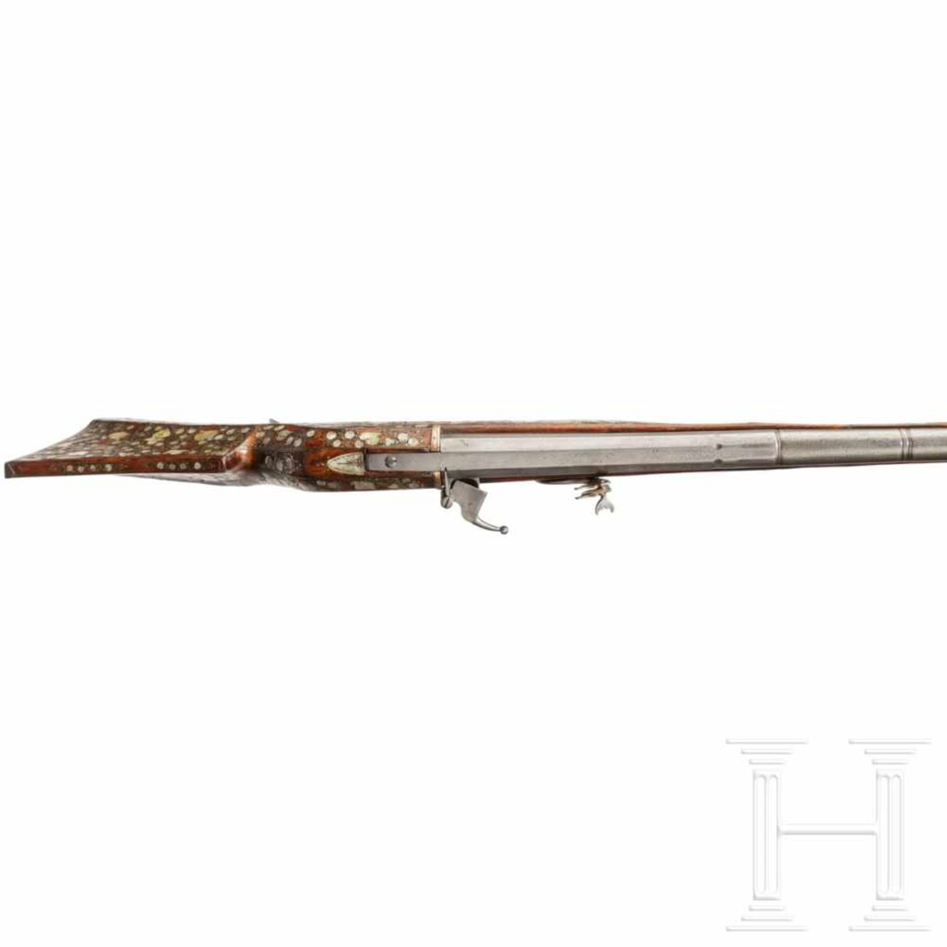 An important mother-of-pearl-inlaid matchlock-musket, Dresden, circa 1580/90Octagonal to round - Bild 4 aus 10