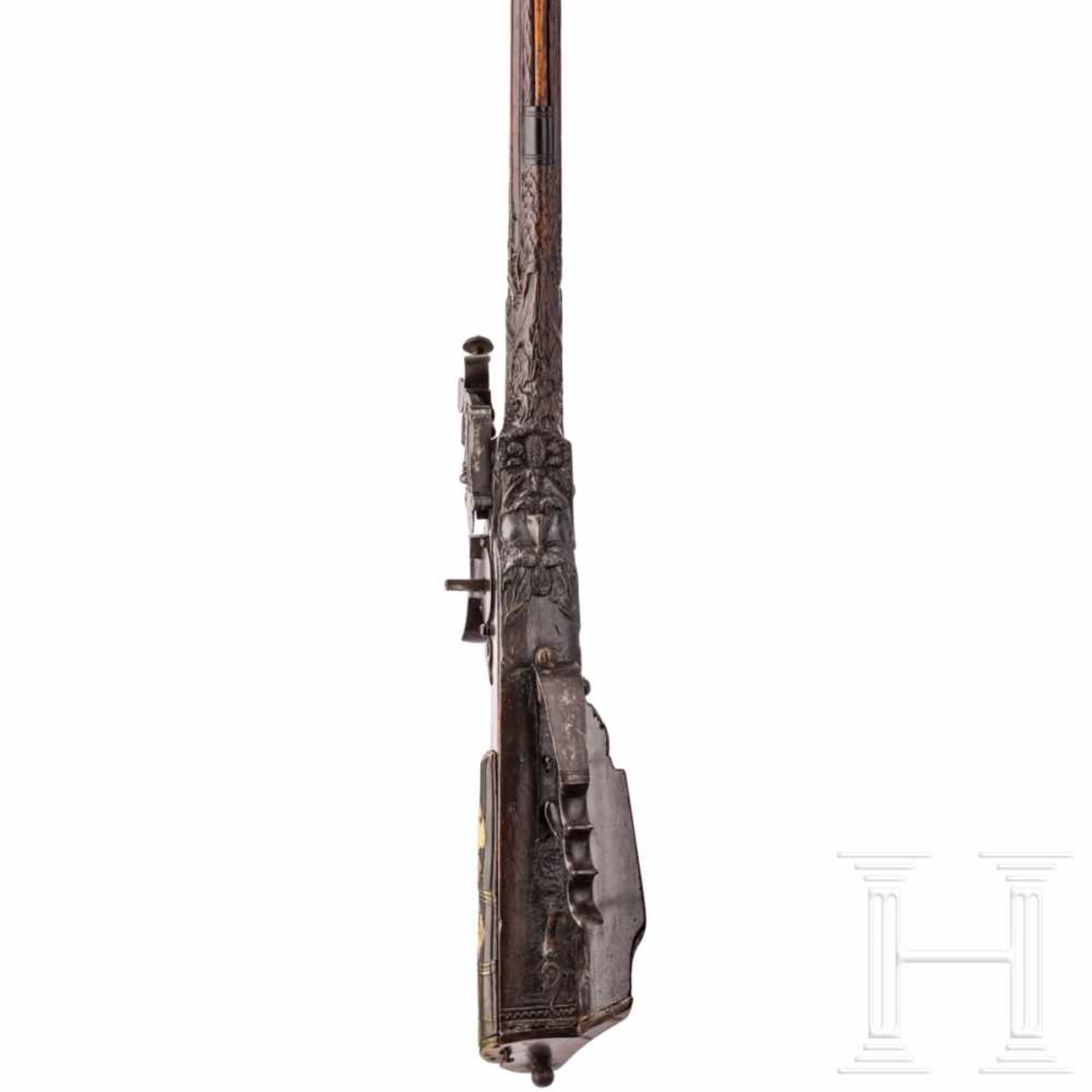 A southern German carved wheellock rifle with mother-of-pearl inlays in the style of the Maucher - Bild 5 aus 8