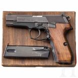 A Walther P 88 prototype in boxKal. 9 mm Luger, Nr. V 1408. Nummerngleich. Blanker Lauf. 15-