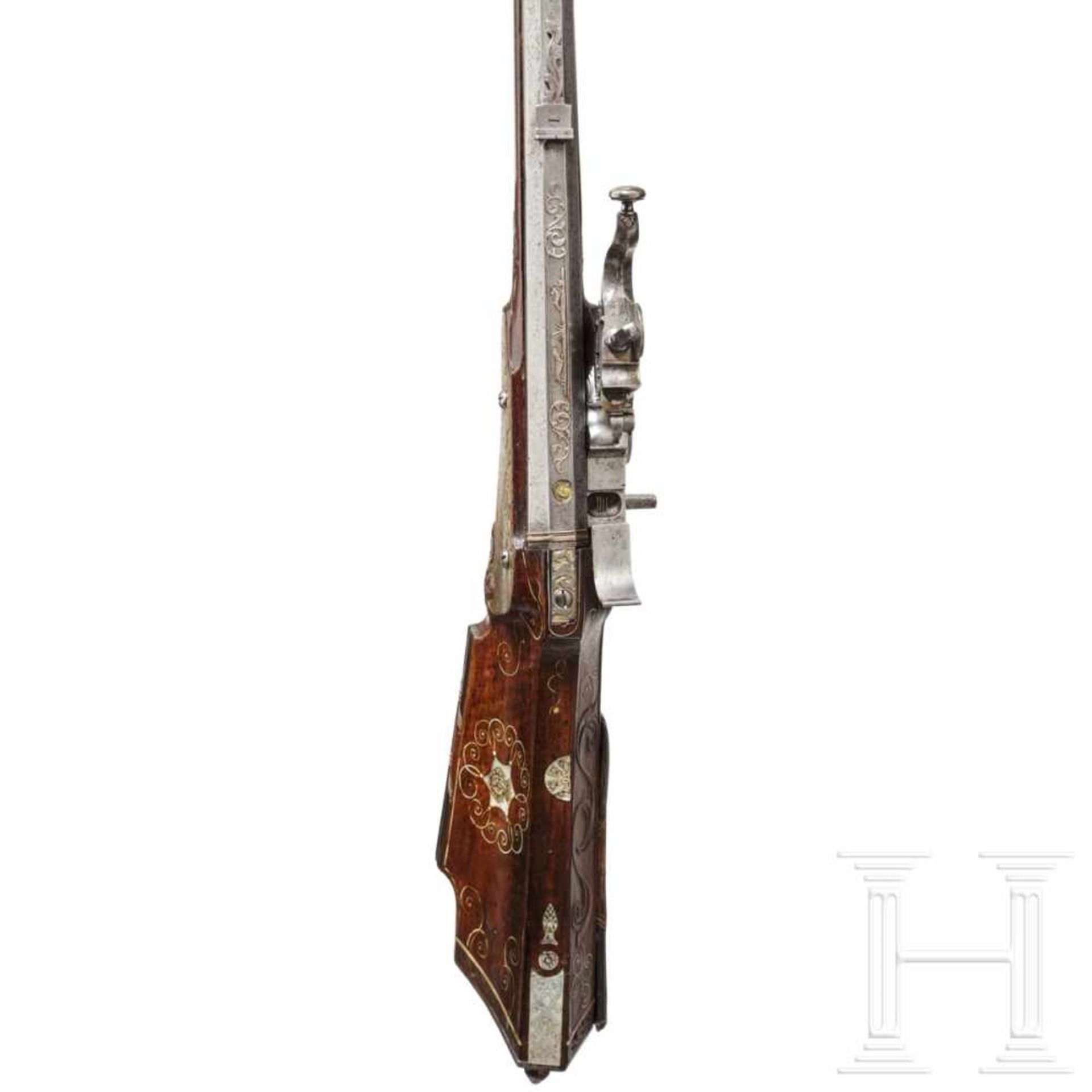 A fine wheellock rifle with chiseled lock, Augsburg, circa 1700Octagonal, lightly tapered barrel - Bild 5 aus 8