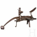 A flintlock table-lighter, German, 18th centuryDreibeinige Ausführung aus Eisen mit gekröpftem