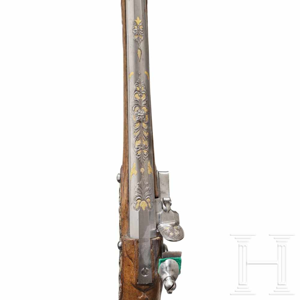 A French flintlock shotgun with chiselled decorations, circa 1740Smooth bore in cal. 15 mm. Silver - Image 6 of 7