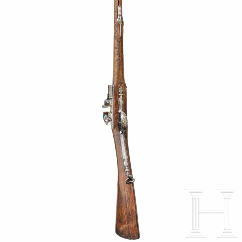 A French flintlock shotgun with chiselled decorations, circa 1740Smooth bore in cal. 15 mm. Silver - Image 5 of 7