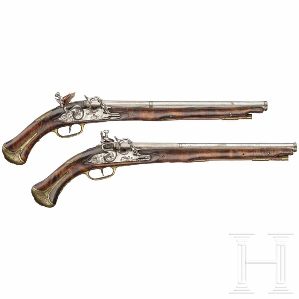 A Northern Italian pair of snaphauncelock pistols, end of 17th centuryÜber den Kammern