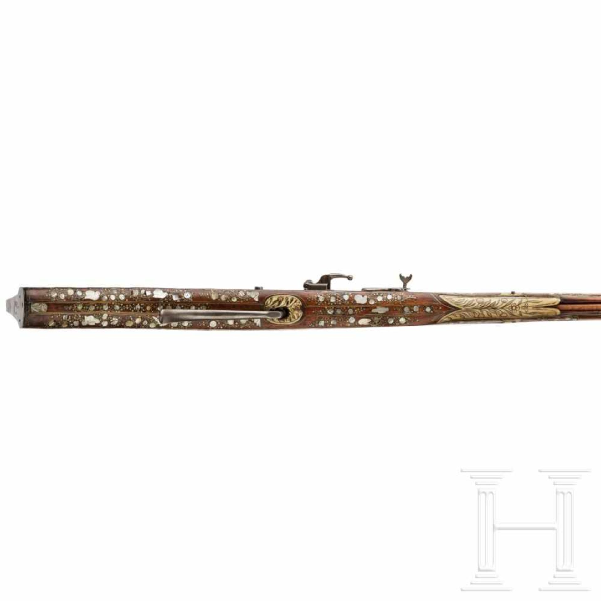 An important mother-of-pearl-inlaid matchlock-musket, Dresden, circa 1580/90Octagonal to round - Bild 5 aus 10