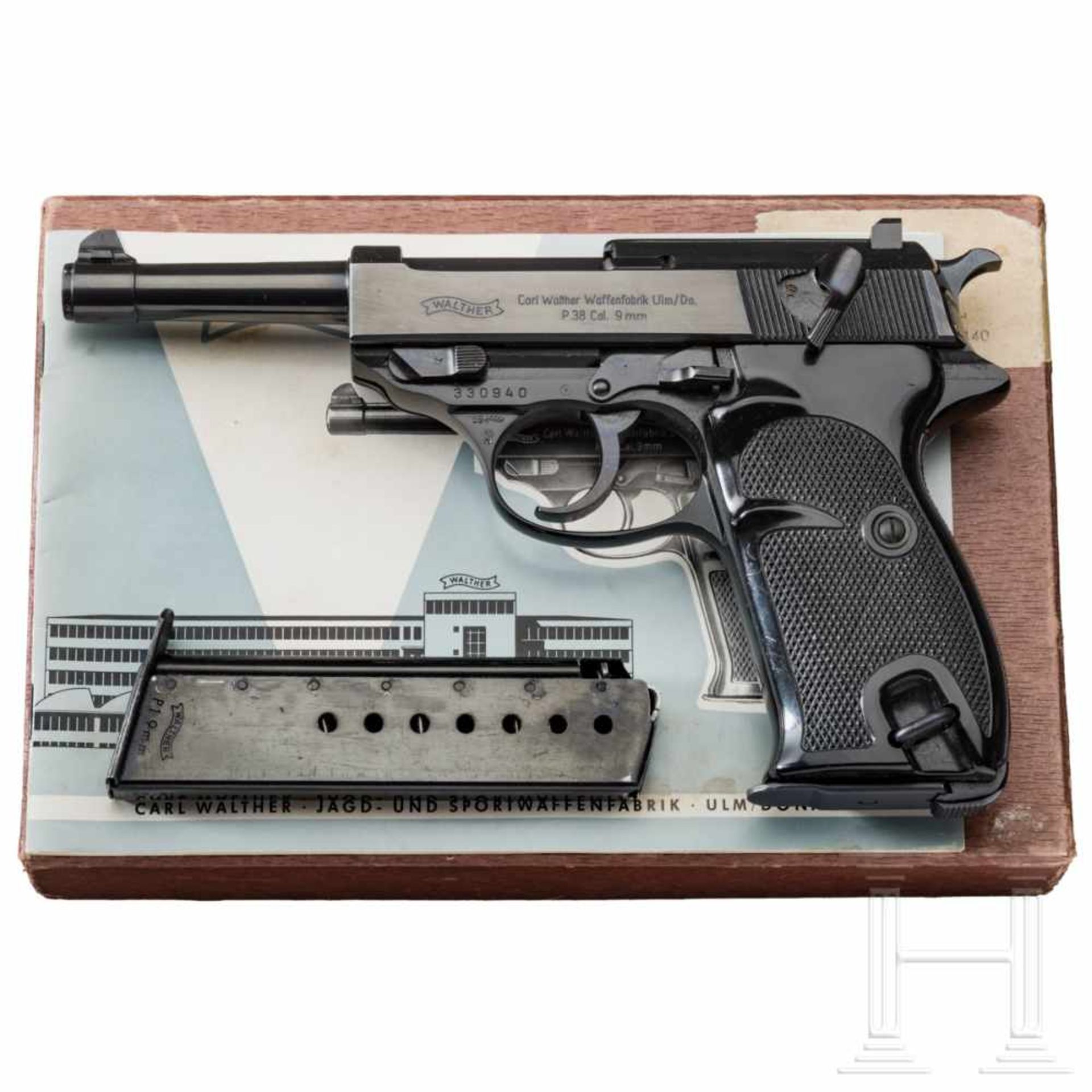 A Walther P 38 Ulm in polished finish Kal. 9 mm Luger, Nr. 330940. Nummerngleich. Blanker Lauf.