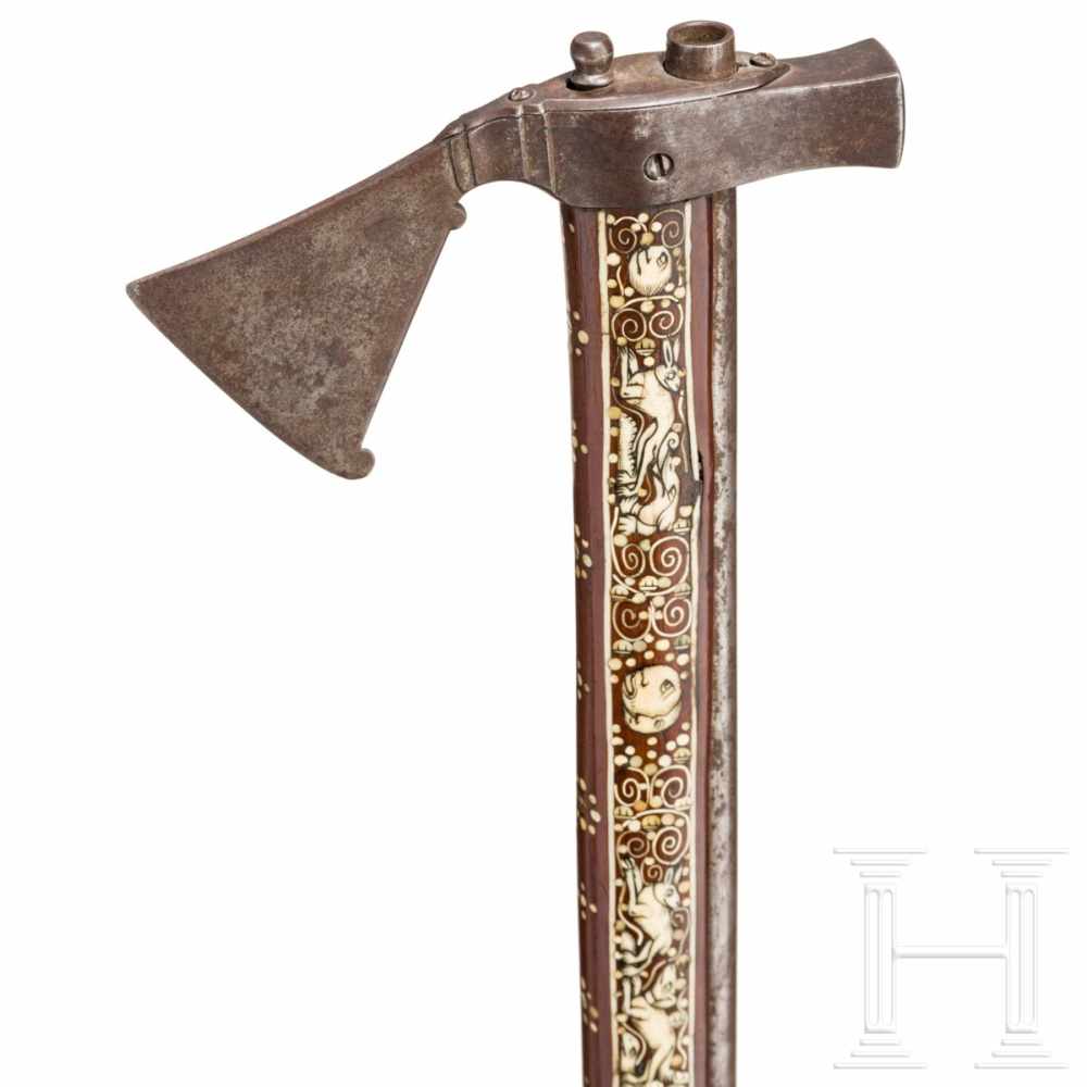 A Silesian battle axe with integrated flintlock and dagger, circa 1700Smooth barrel in 10 mm - Image 8 of 14