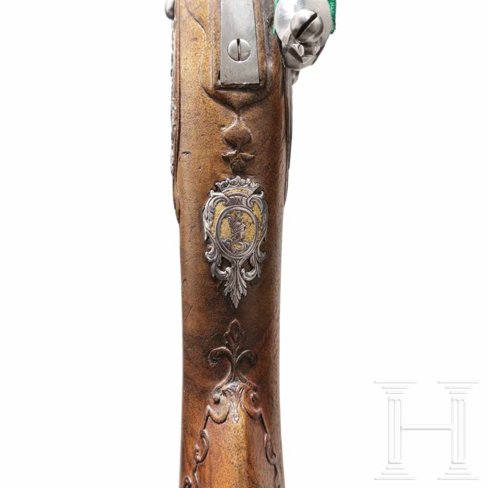 A French flintlock shotgun with chiselled decorations, circa 1740Smooth bore in cal. 15 mm. Silver - Image 7 of 7