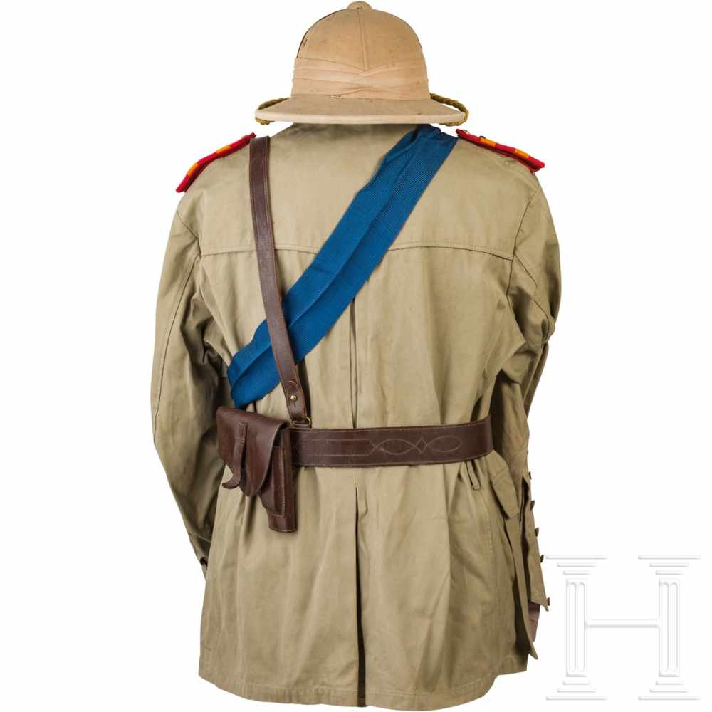 A uniform for a captain of the colonial infantryTropenhelm aus Kork, außen mit ockerfarbenem - Image 3 of 6