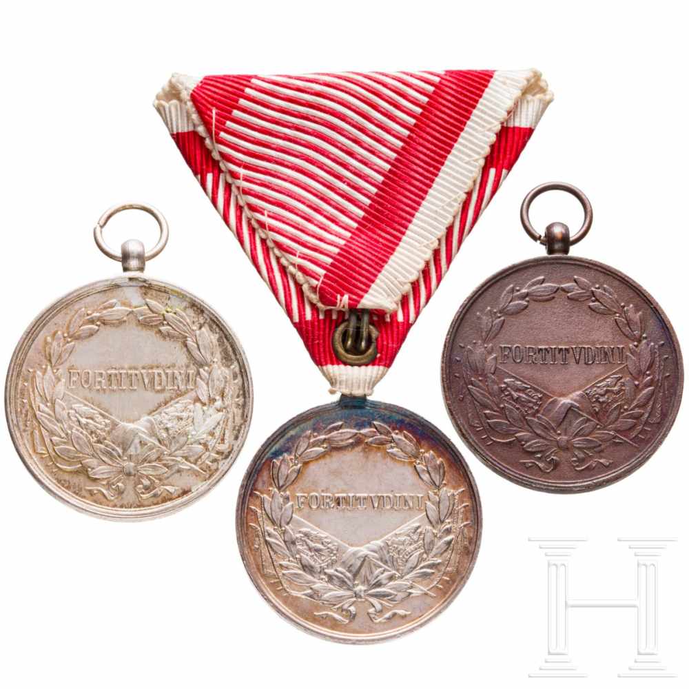 Medal of Bravery - three awardsDrei Tapferkeitsmedaillen (zwei in Silber der 2. Klasse, eine in - Image 2 of 2